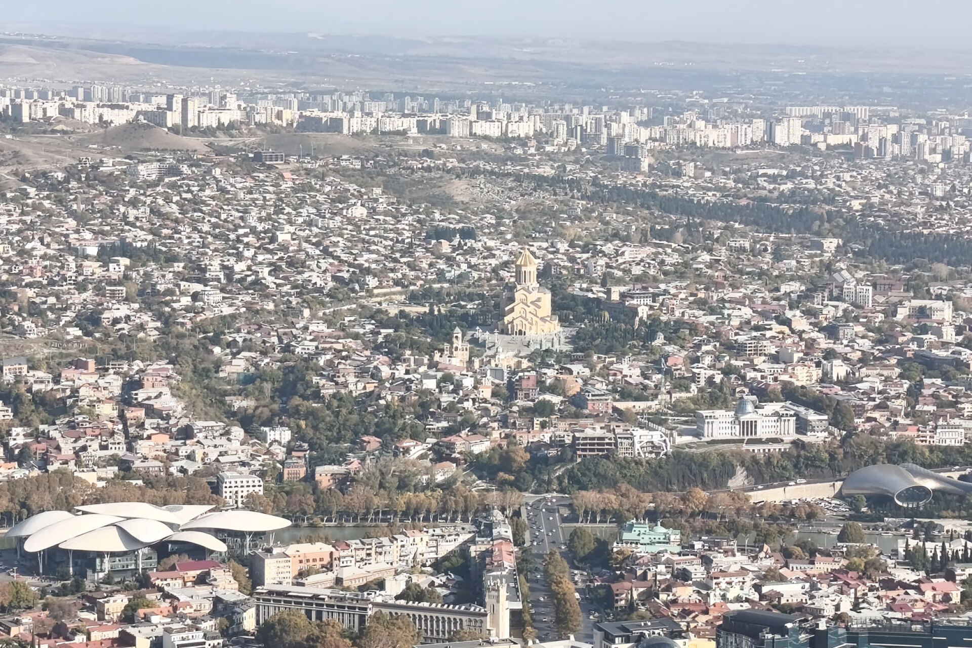 Θέα από πάρκο Mtatsminda | Διακρίνεται ο καθεδρικός ναός Sameba και ο ποταμός Kura