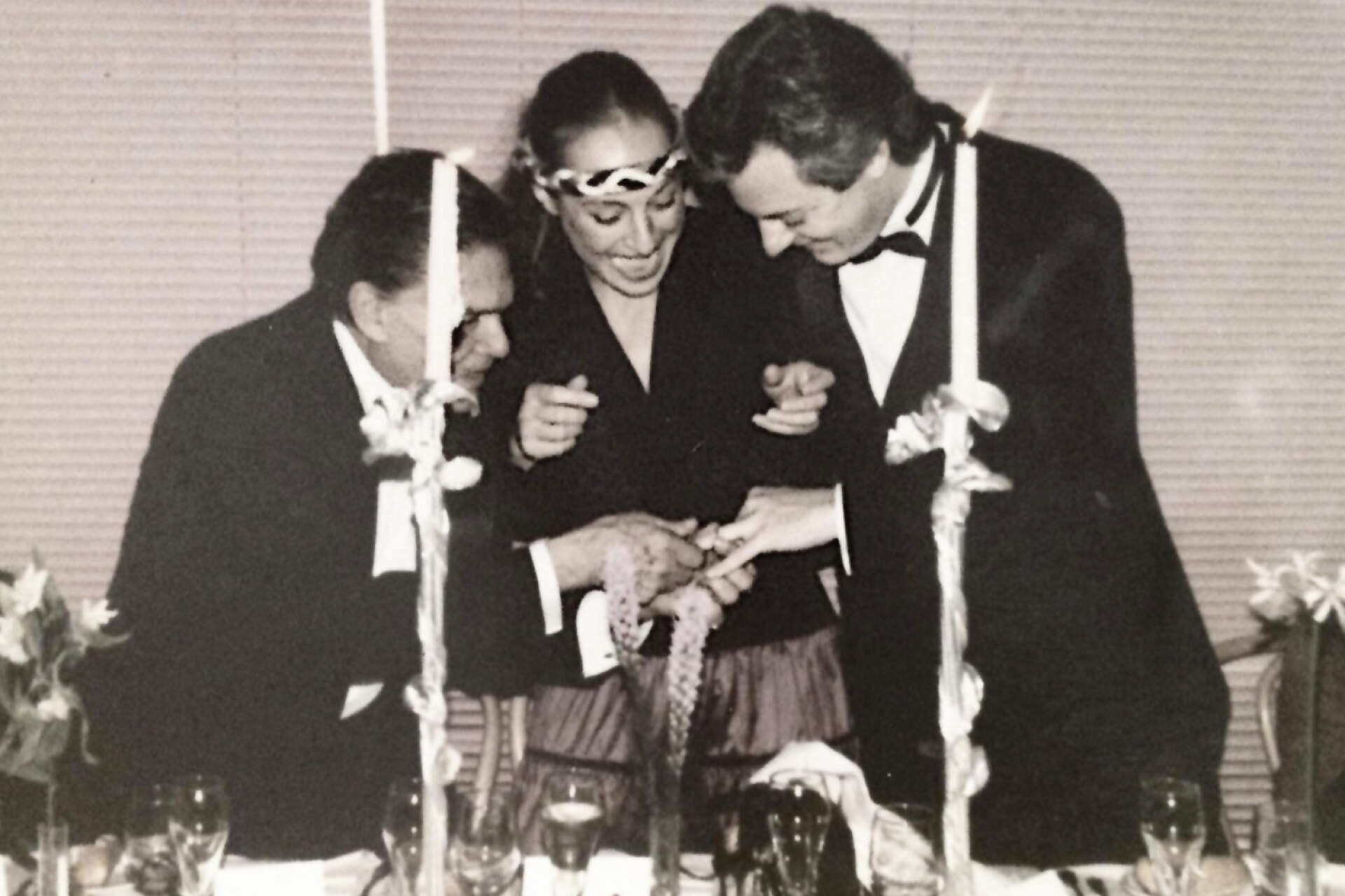 Από αριστερά: Ο Αλέξανδρος Ιόλας κουμπάρος στον γάμο της Μάρα Καρέτσου και του Κιθ Γκριν