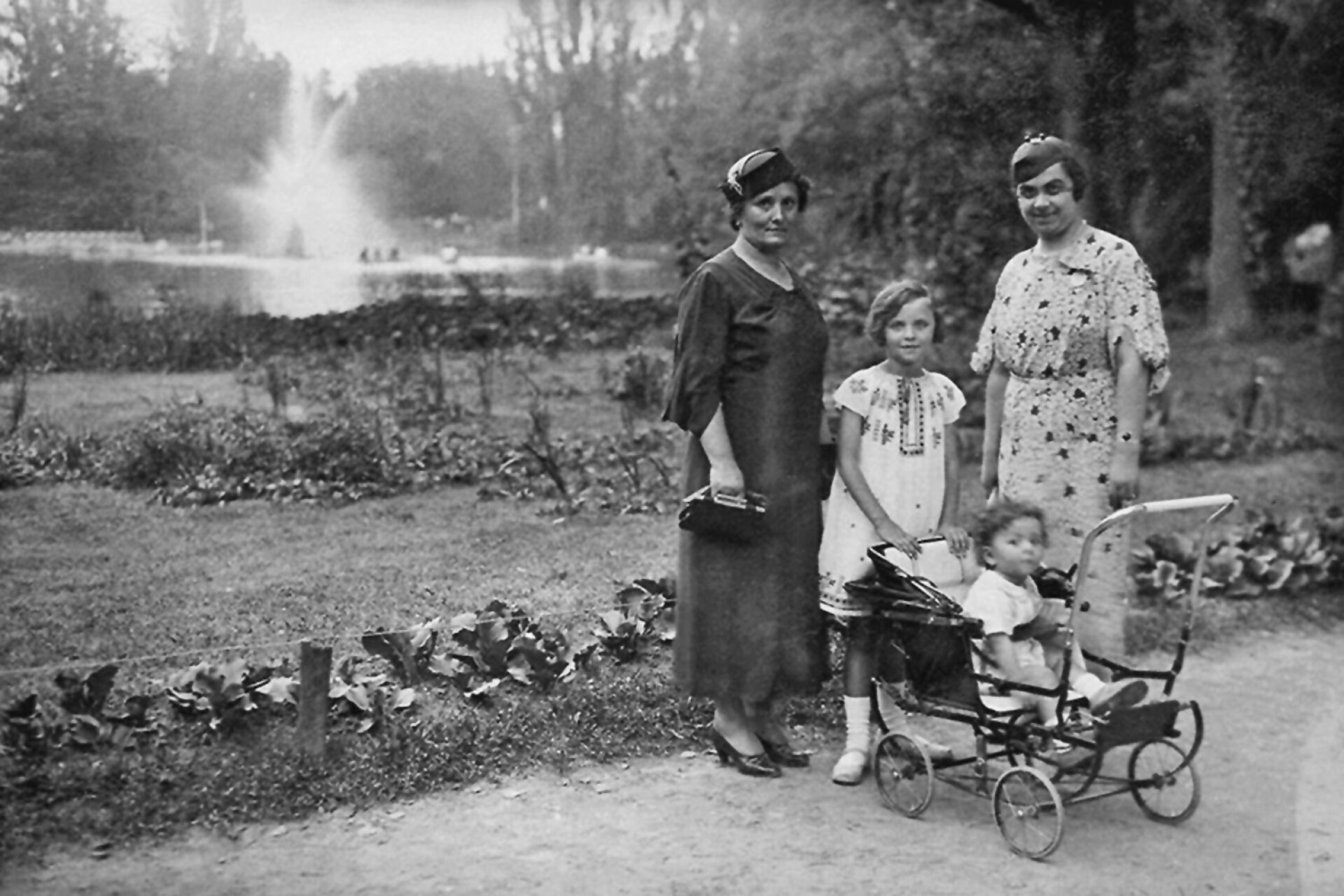 Ελένη Γλύκατζη Αρβελέρ με τη μητέρα της, τη θεία της Ευτέρπη Ψαλτίδου και τον μικρό της ξάδελφο, στη Ρουμανία