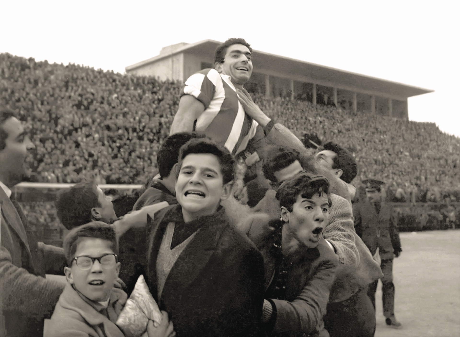 Η τέχνη του να είσαι Ολυμπιακός: Το λεύκωμα του Κωνσταντίνου Καϊμάκη που μετατρέπει τον Θρύλο σε κινηματογραφικό μύθο