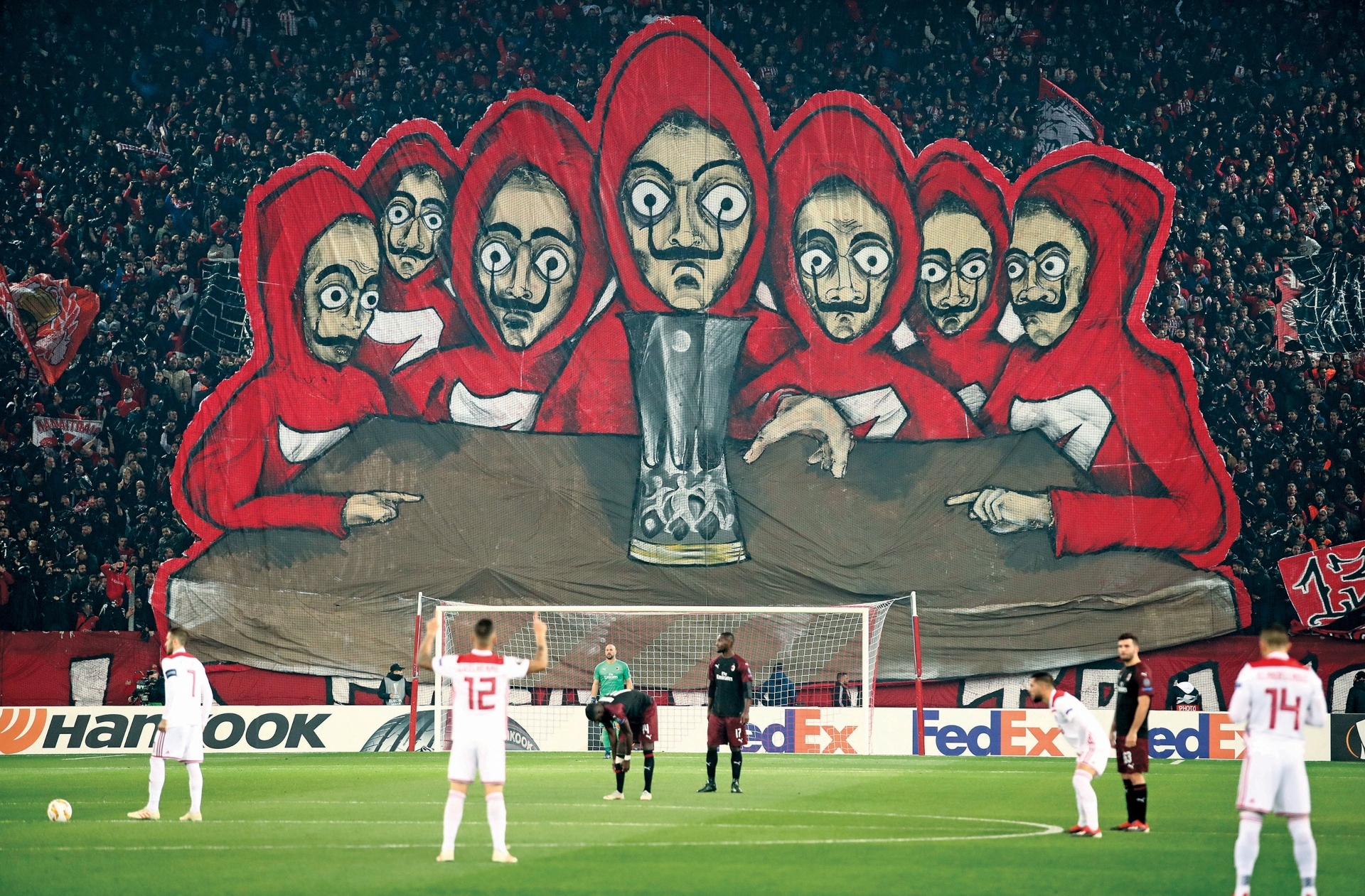 Η τέχνη του να είσαι Ολυμπιακός: Το λεύκωμα του Κωνσταντίνου Καϊμάκη που μετατρέπει τον Θρύλο σε κινηματογραφικό μύθο