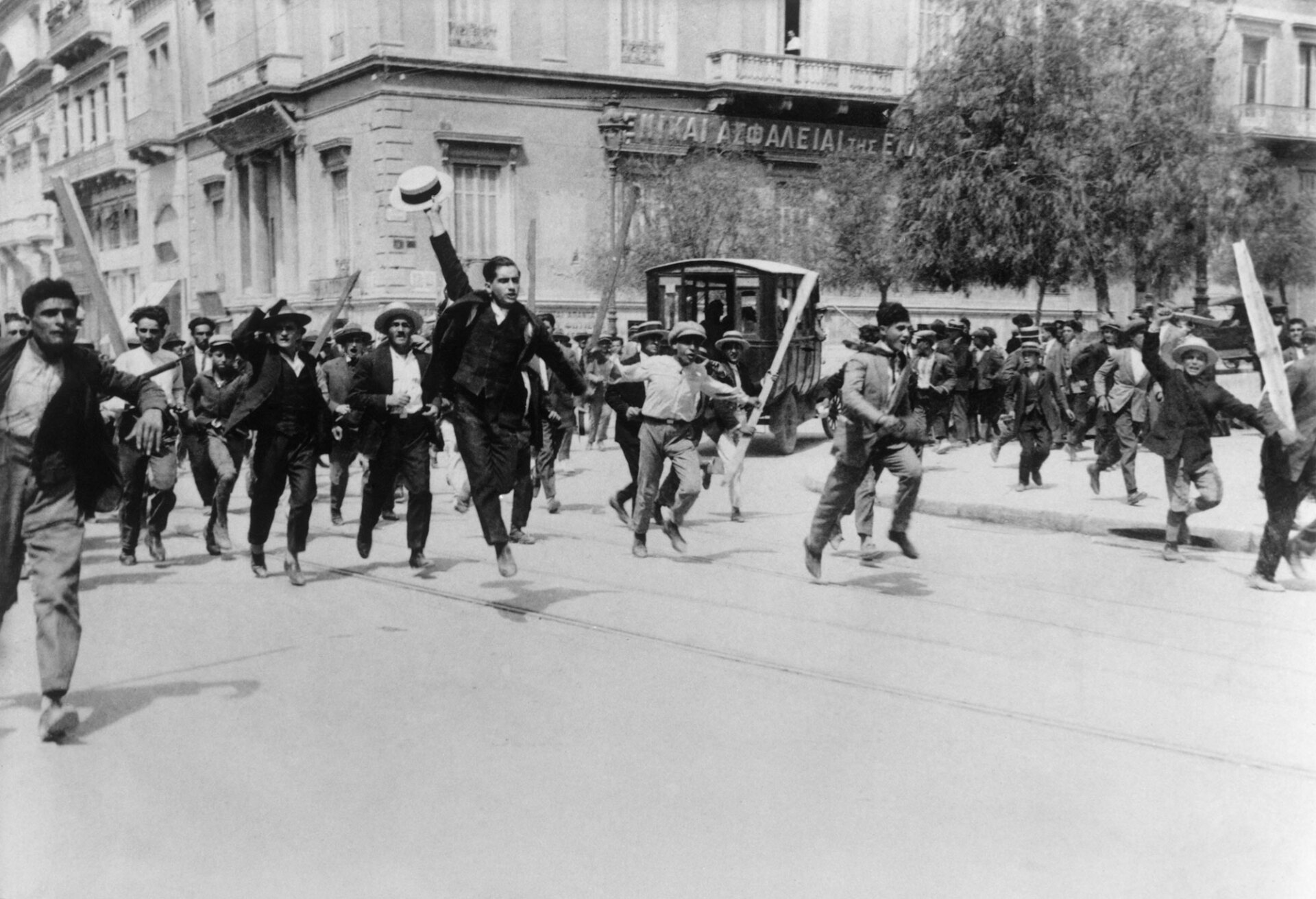 «Η Αθήνα του Μεσοπολέμου,  1922-1940» Διαδήλωση  τη δεκαετία του ’30   Φωτογραφία Getty