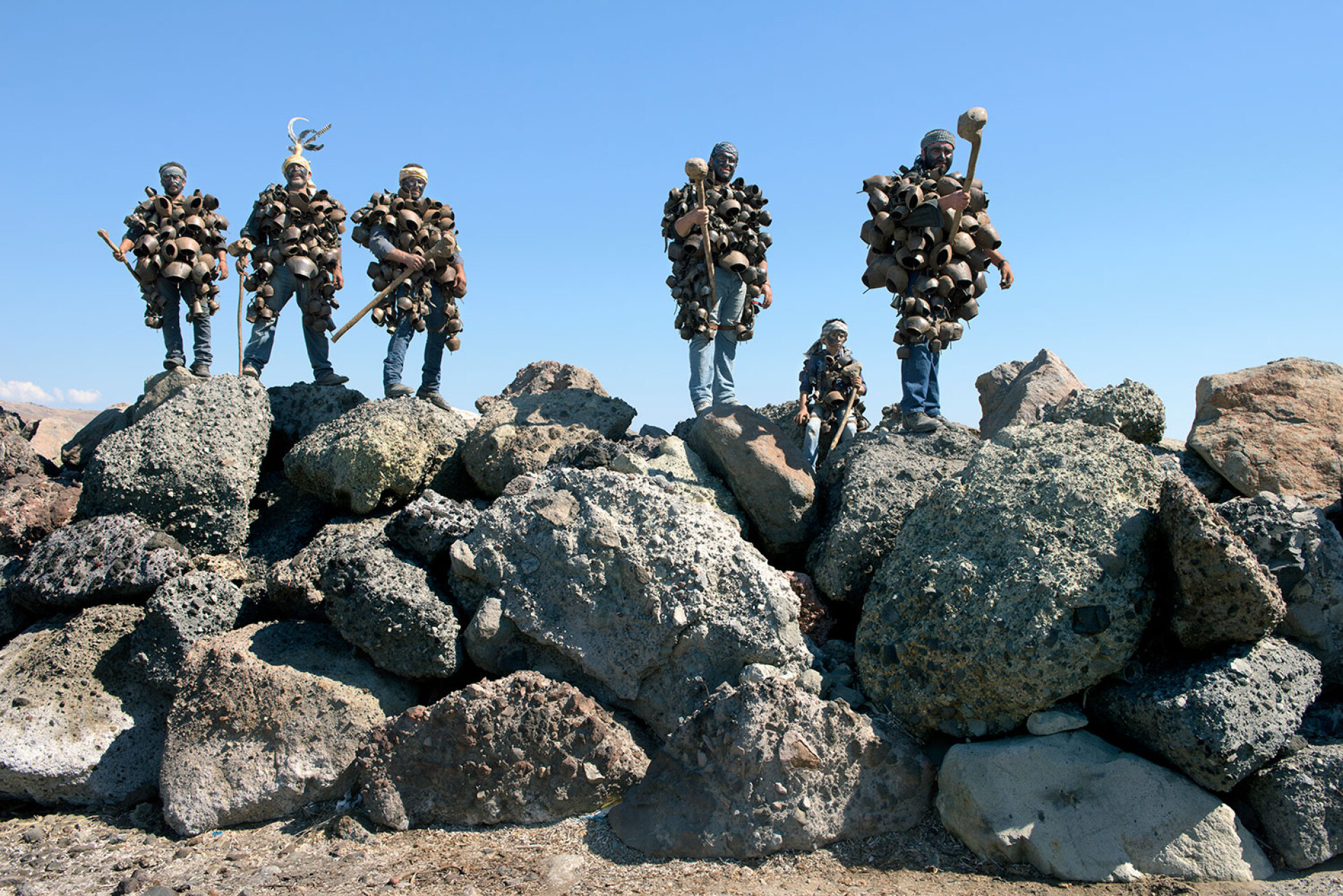 Λεσβιακές Απόκριες: Οι Κουδουνάτοι και τα παγανιστικά έθιμά τους
