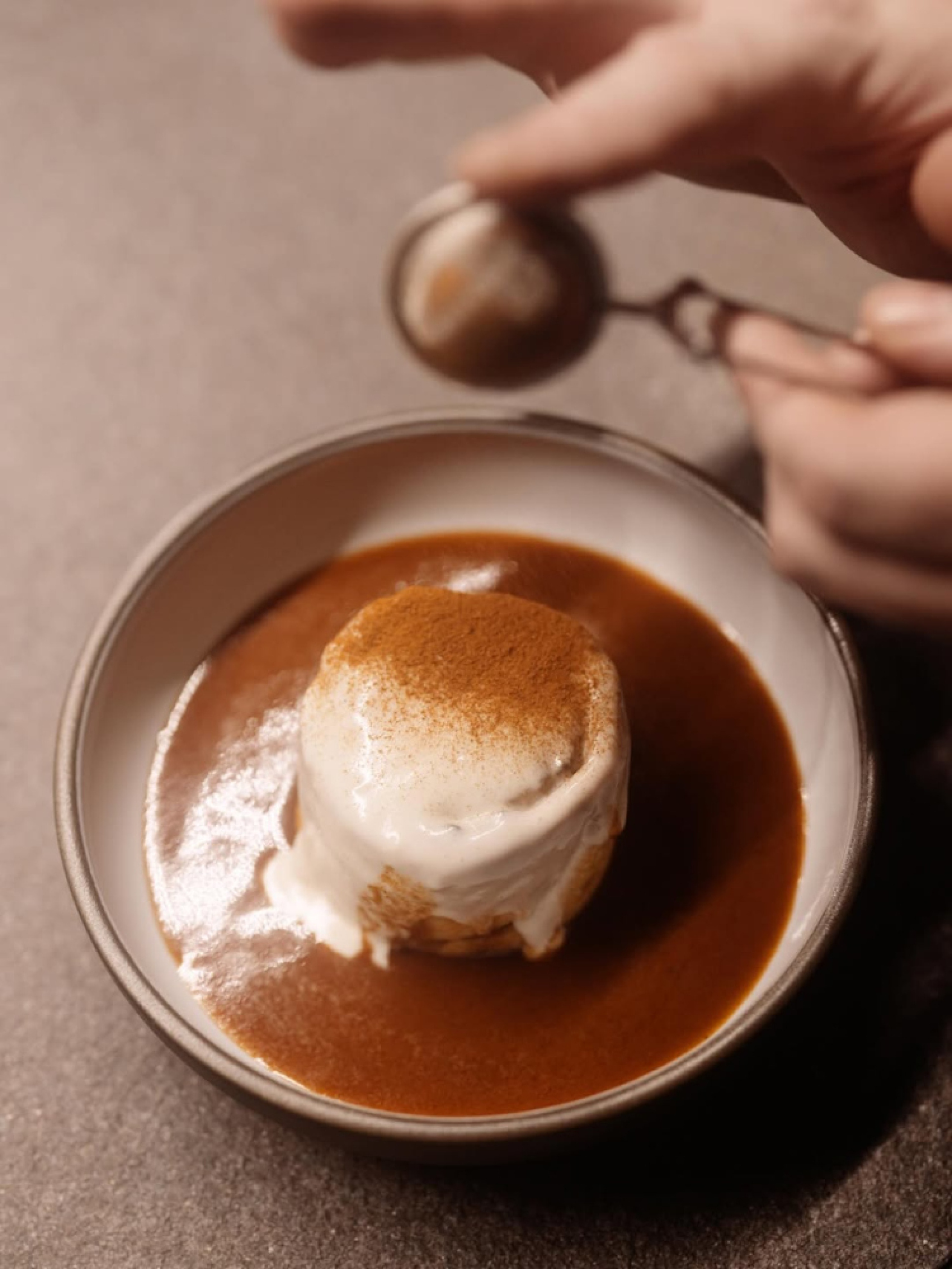 το cinnamon roll με κόκορα, σάλτσα παστιτσάδας και κρέμα μετσοβόνε 