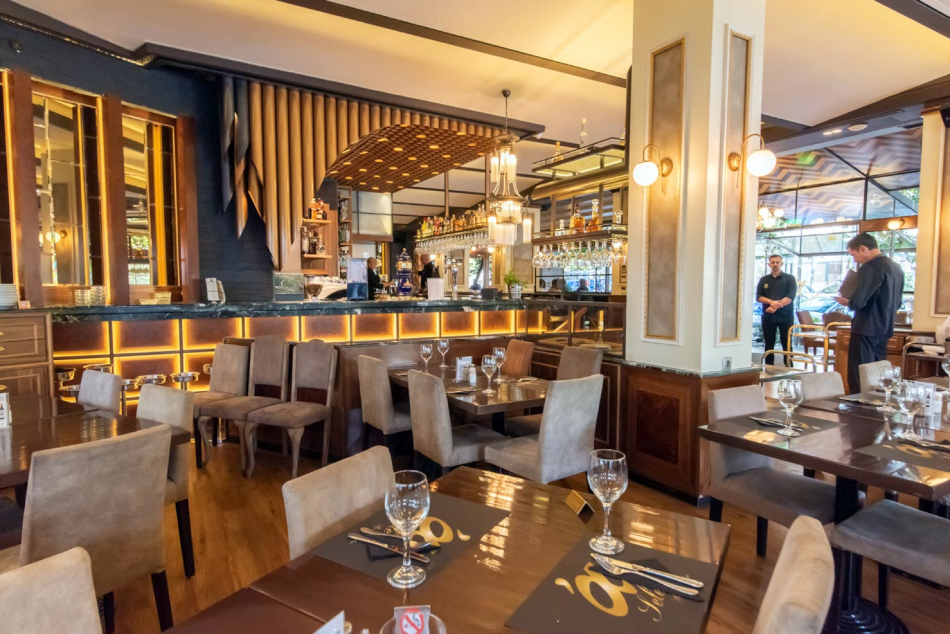 Η σάλα του Agora Select