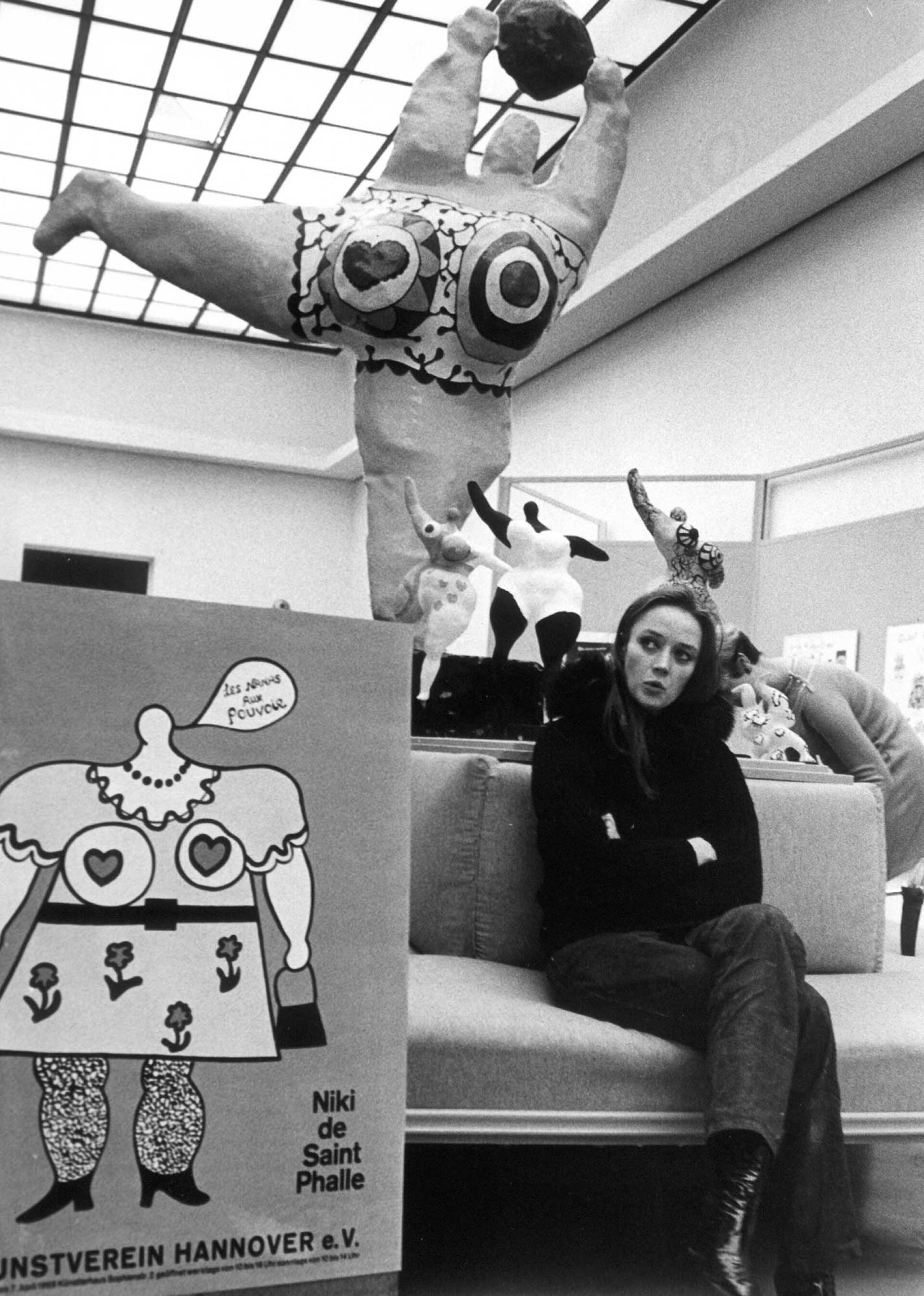 H Nίκι ντε Σεν Φαλ δίπλα σε έργο της Ανόβερο, Μάρτιος 1969 © Wulf Pfeiffer/picture alliance via Getty Images
