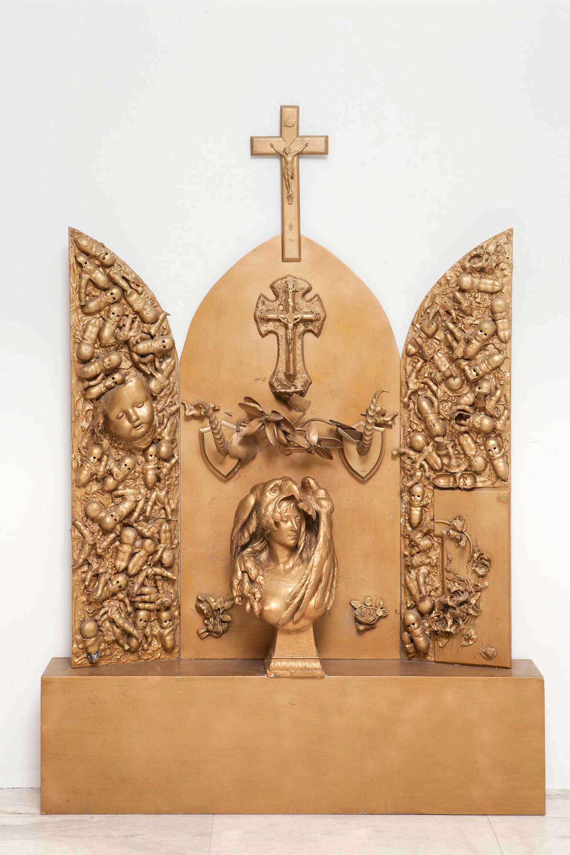 Νίκι ντε Σεν Φαλ, Χρυσός βωμός (Autel doré), 1962 Αντικείμενα και χρυσή βαφή, ξύλο, 160x111x17,5 εκ.  Δωρεά Niki de Saint Phalle. ΜΟΜus-Μουσείο Σύγχρονης Τέχνης  