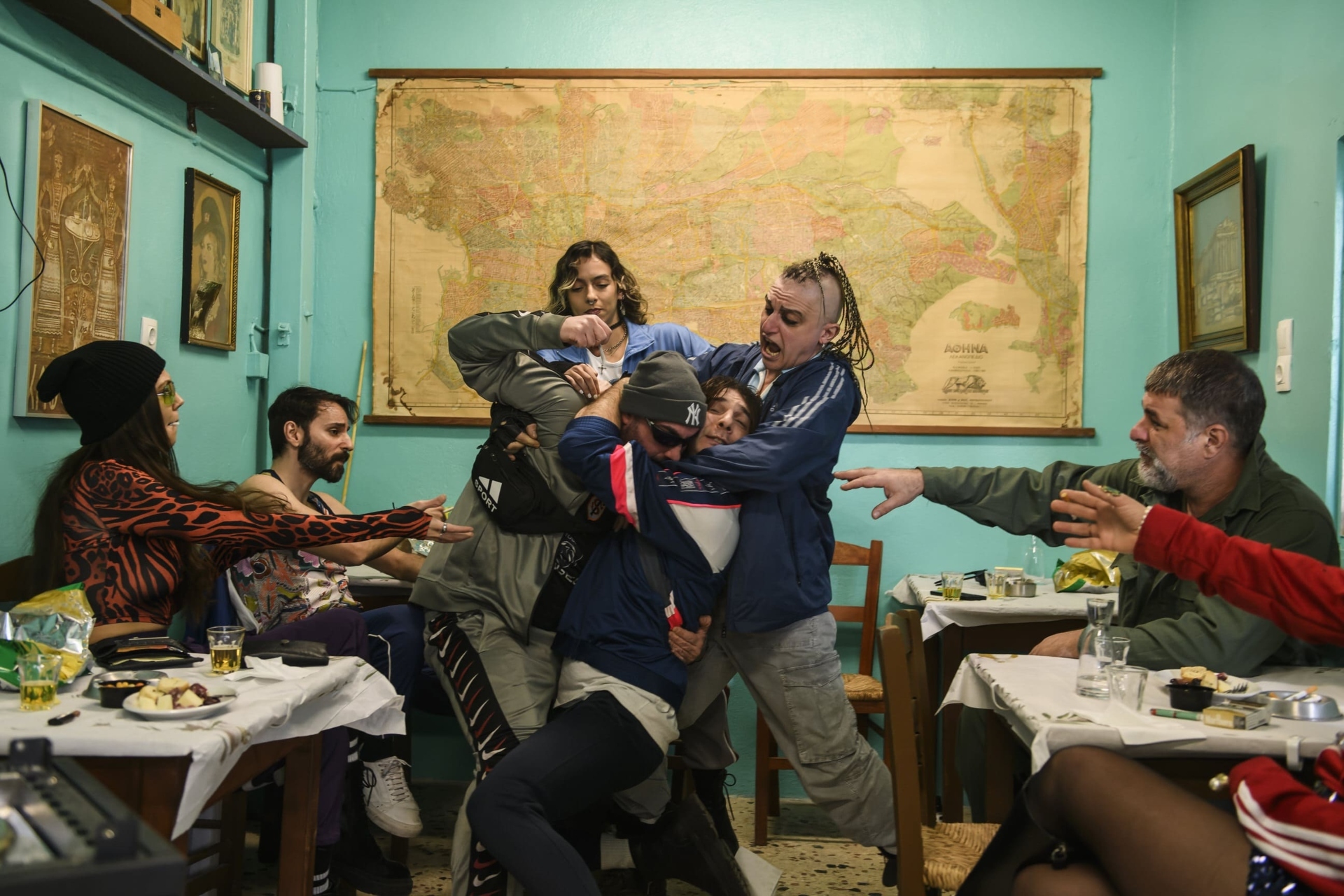 Ο Βασίλης Μπισμπίκης με τη θεατρική ομάδα Cartel προετοιμάζοντας την παράσταση «Ο Σωσμένος» του Έντουαρντ Μποντ