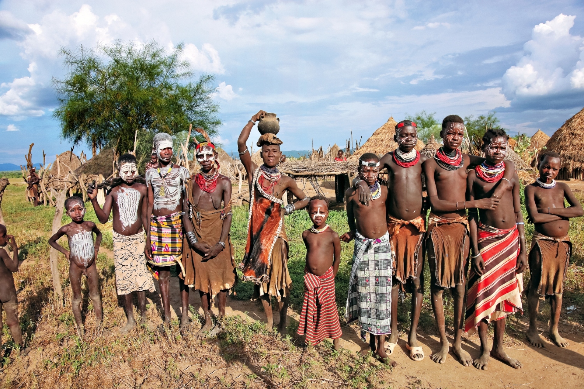Το πιο εντυπωσιακό πράγμα στις συμβολικές και διακοσμητικές εκφράσεις των Κάρα είναι οιζωγραφισμένες διακοσμήσεις του σώματος και του προσώπου τους. 