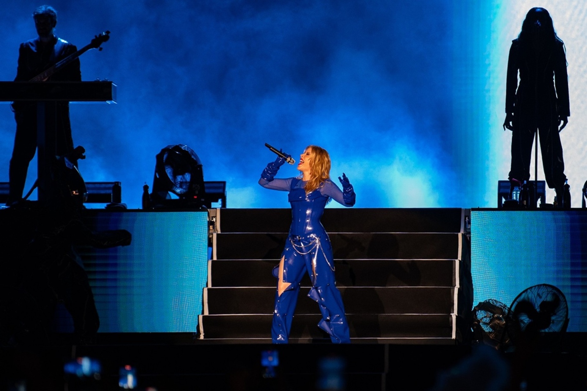 Release Athens: Κάμερα σ' αυτές