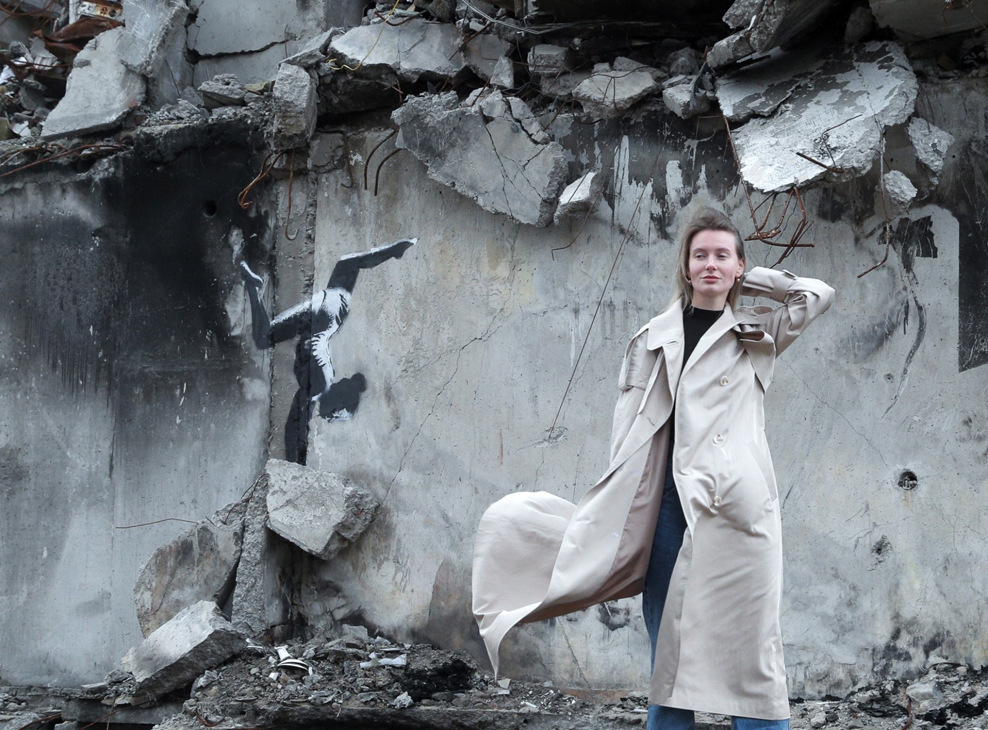 Το Reuters ξετύλιξε το κουβάρι: Από τα ερείπια της Ουκρανίας ως τα αστυνομικά αρχεία της Νέας Υόρκης, ο Banksy αποκτά όνομα - Τι σημαίνει η αποκαθήλωσή του;