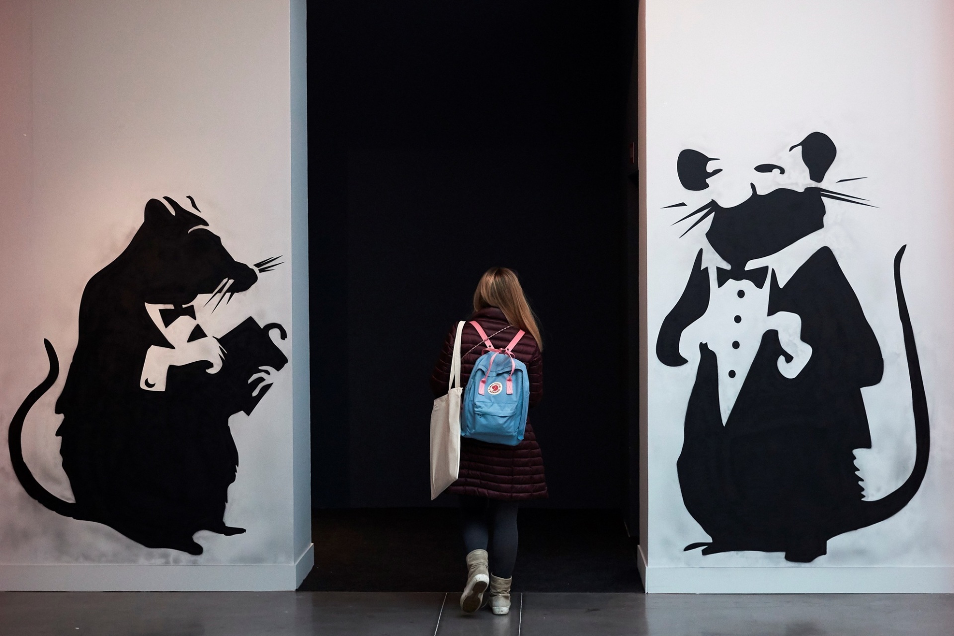 Το Reuters ξετύλιξε το κουβάρι: Από τα ερείπια της Ουκρανίας ως τα αστυνομικά αρχεία της Νέας Υόρκης, ο Banksy αποκτά όνομα - Τι σημαίνει η αποκαθήλωσή του;