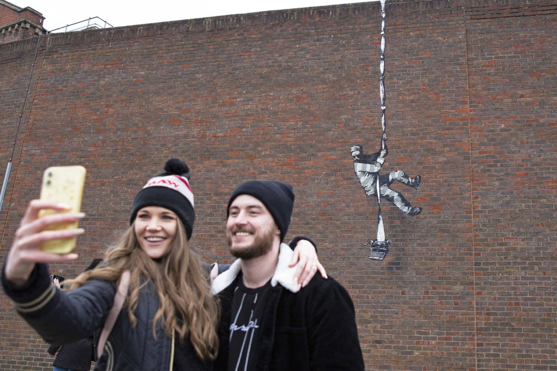 Το Reuters ξετύλιξε το κουβάρι: Από τα ερείπια της Ουκρανίας ως τα αστυνομικά αρχεία της Νέας Υόρκης, ο Banksy αποκτά όνομα - Τι σημαίνει η αποκαθήλωσή του;