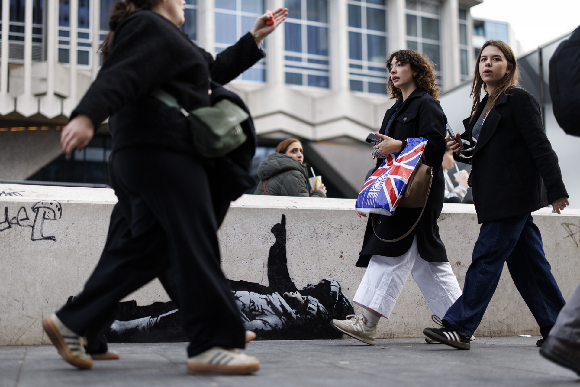 Το Reuters ξετύλιξε το κουβάρι: Από τα ερείπια της Ουκρανίας ως τα αστυνομικά αρχεία της Νέας Υόρκης, ο Banksy αποκτά όνομα - Τι σημαίνει η αποκαθήλωσή του;