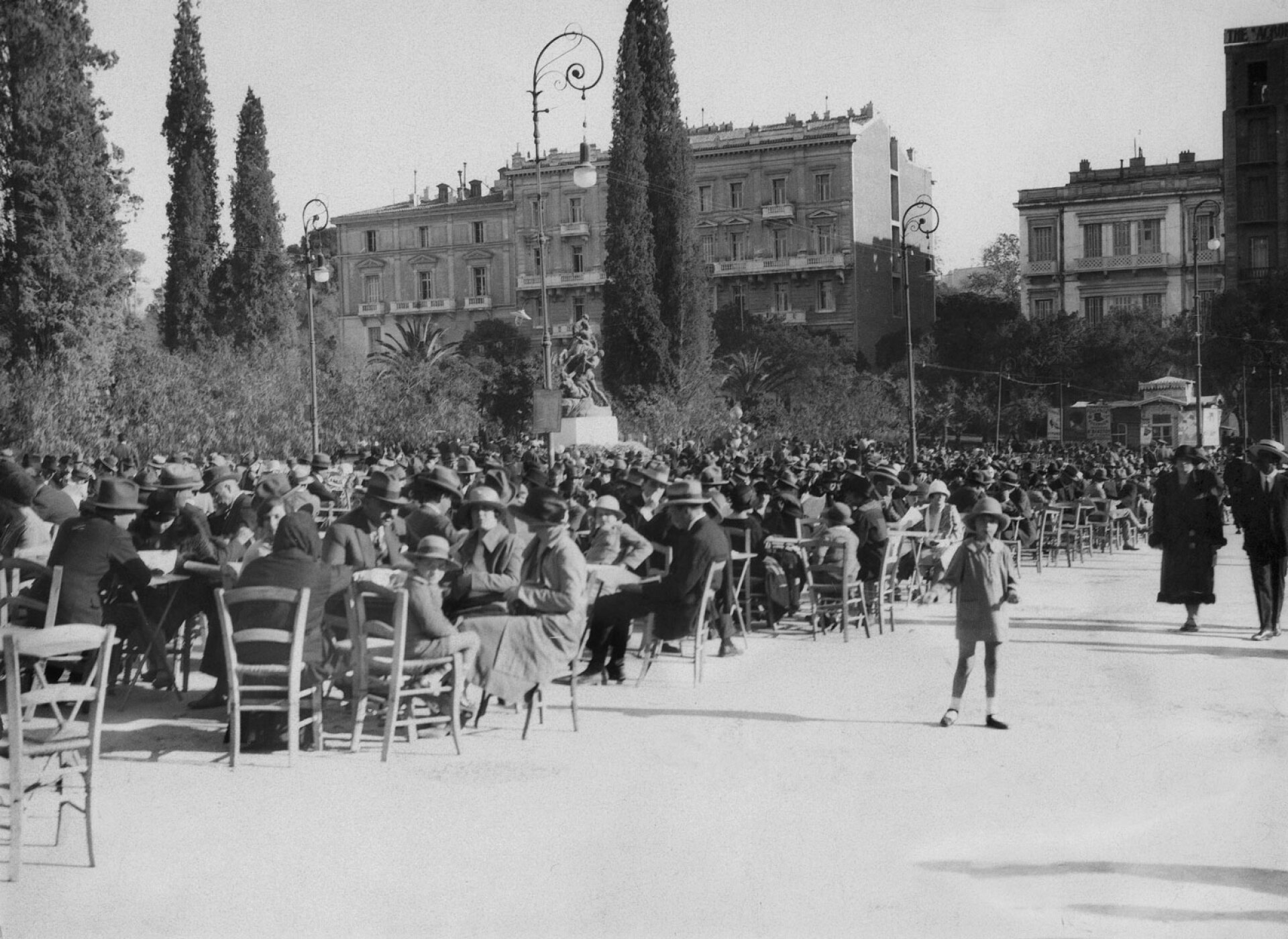 Πλατεία Συντάγματος γύρω στο 1930, σηματοδότησε πραγματικά το σύγχρονο κέντρο της Αθήνας, με τις βεράντες των καφέ της να ανοίγουν τις πρώτες καλοκαιρινές μέρες