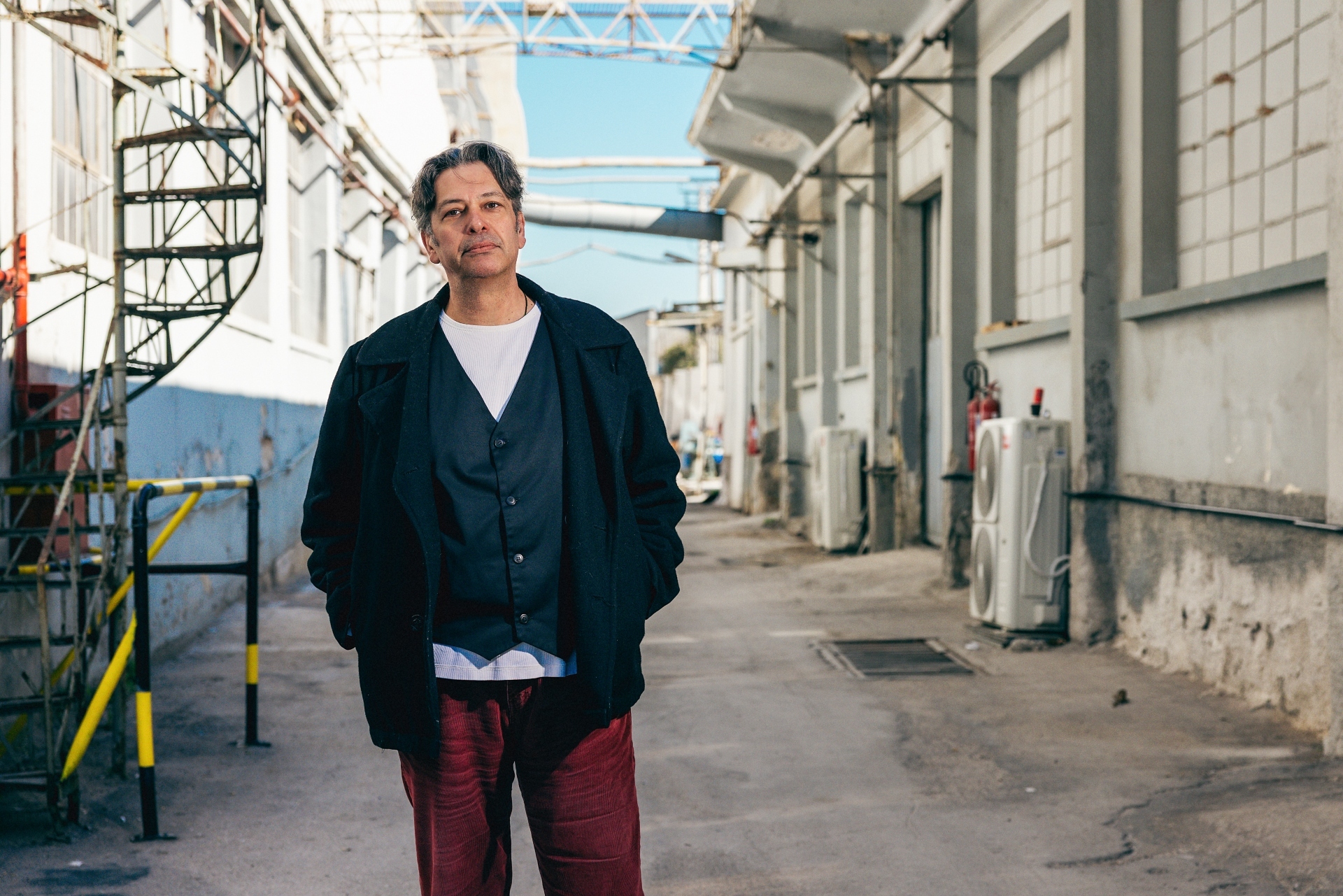 Ο Μπάμπης Παπαδόπουλος μιλά για μουσική, δημιουργία και την αξία της επικοινωνίας, από τις Τρύπες μέχρι το θέατρο και τον κινηματογράφο.