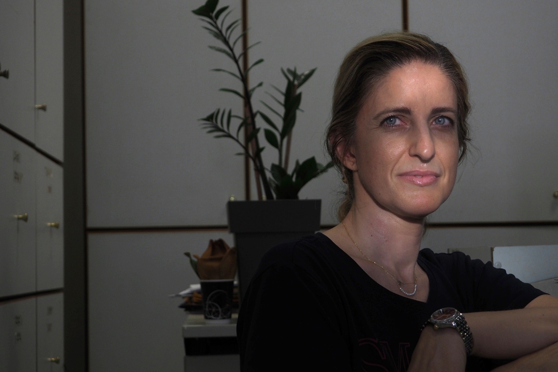 Worry less / think positive: Φωτογραφίζοντας την καθημερινότητα μιας δημόσιας υπηρεσίας