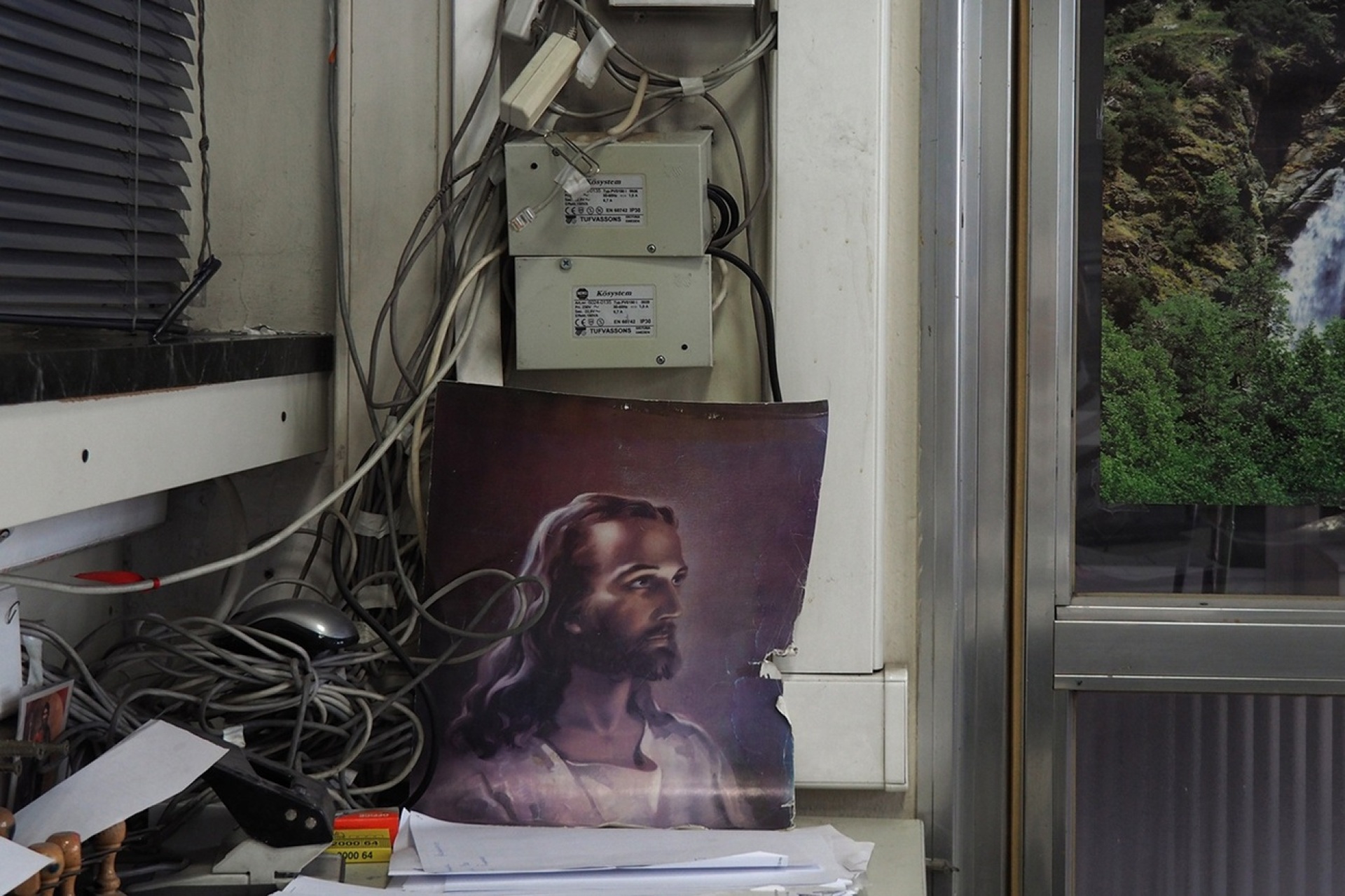 Worry less / think positive: Φωτογραφίζοντας την καθημερινότητα μιας δημόσιας υπηρεσίας