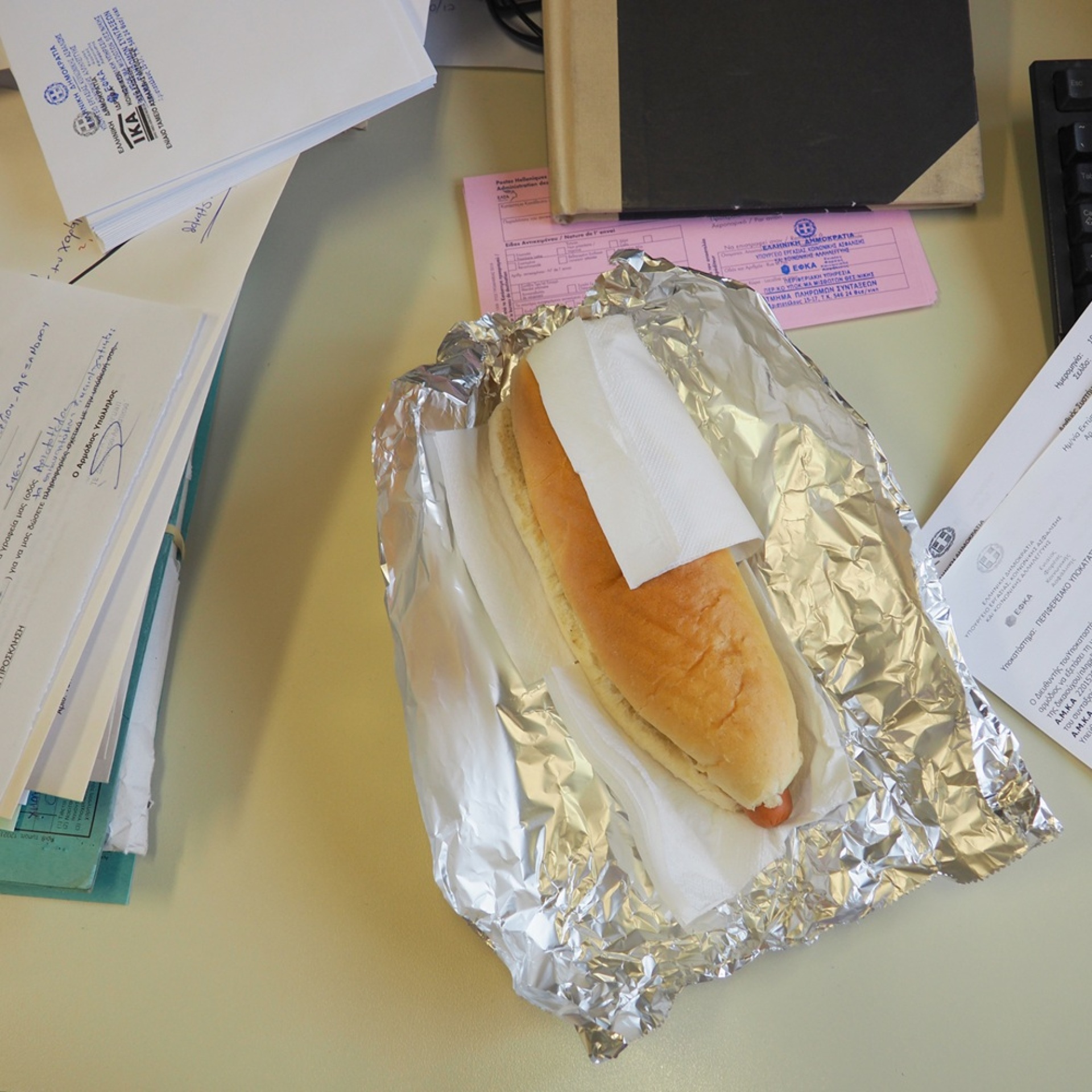 Worry less / think positive: Φωτογραφίζοντας την καθημερινότητα μιας δημόσιας υπηρεσίας