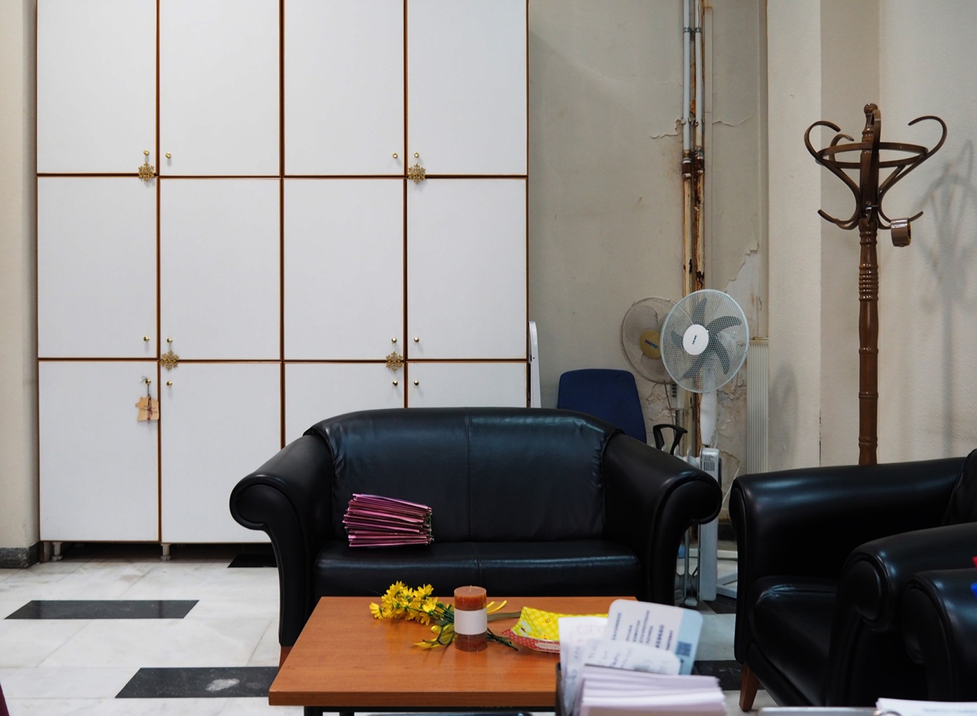 Worry less / think positive: Φωτογραφίζοντας την καθημερινότητα μιας δημόσιας υπηρεσίας