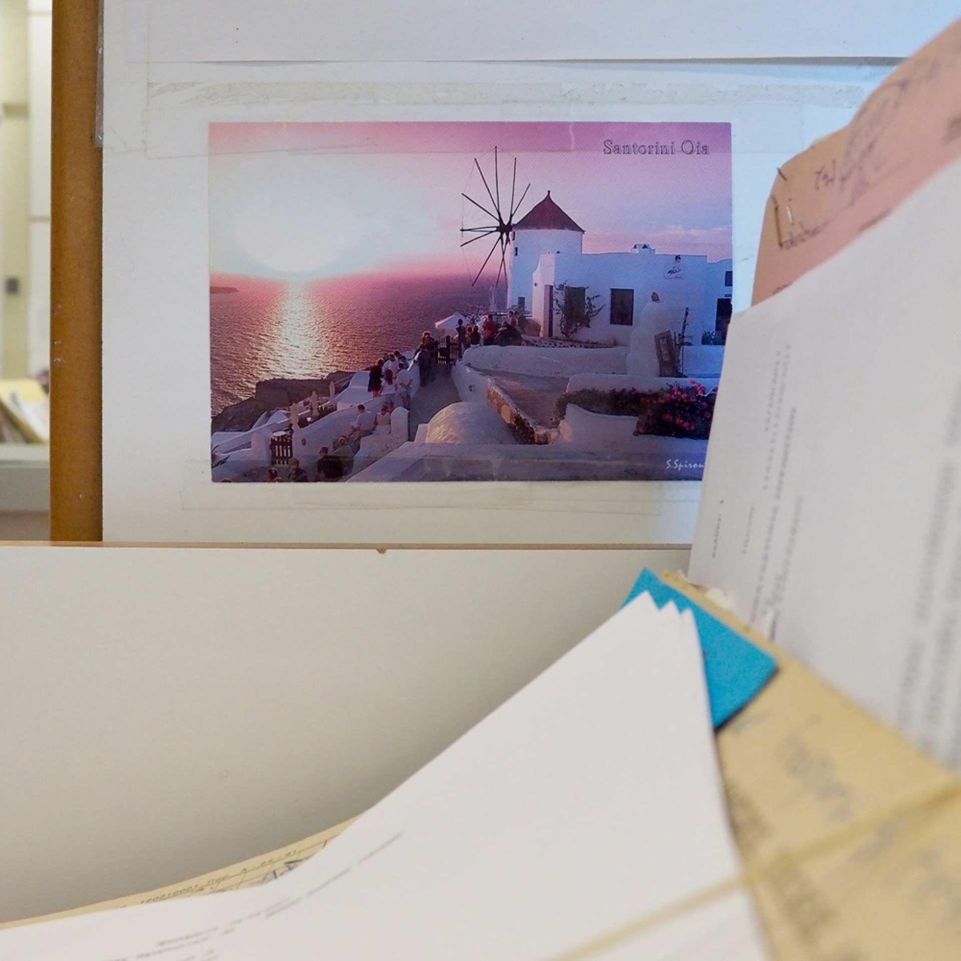 Worry less / think positive: Φωτογραφίζοντας την καθημερινότητα μιας δημόσιας υπηρεσίας