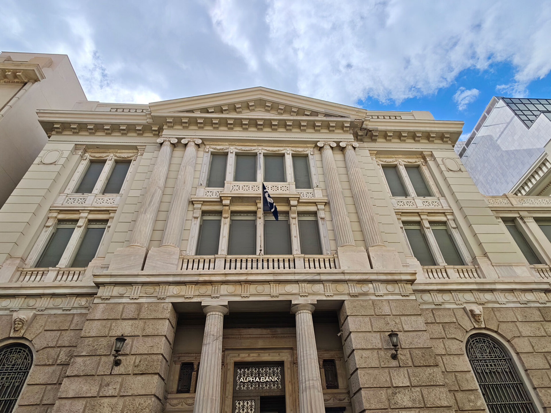 Κτίριο της Alpha Bank (πρώην Ιονική Τράπεζα), επί της οδού Πεσμαζόγλου 12.