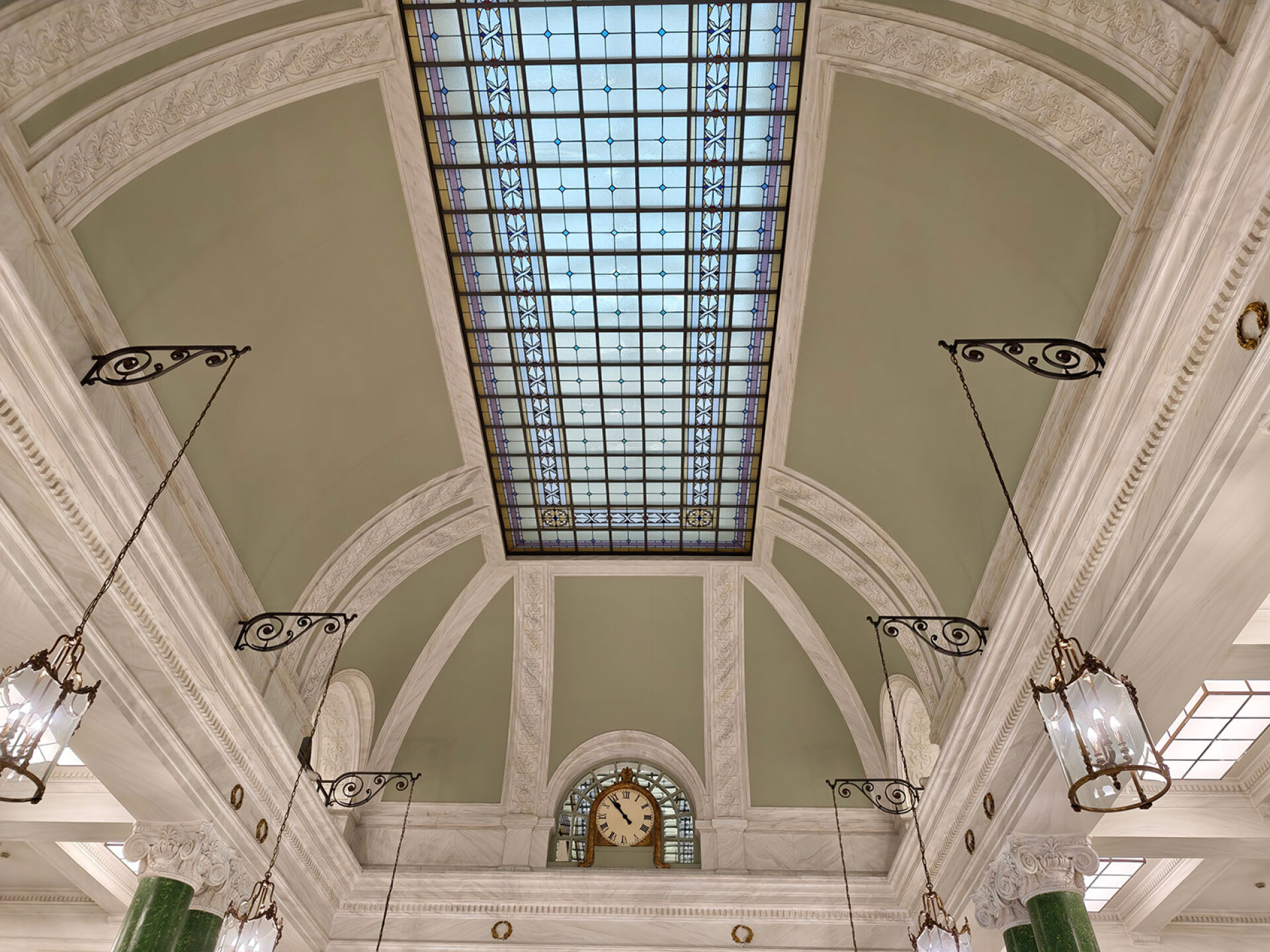 Κτίριο της Alpha Bank (πρώην Ιονική Τράπεζα), επί της οδού Πεσμαζόγλου 12.