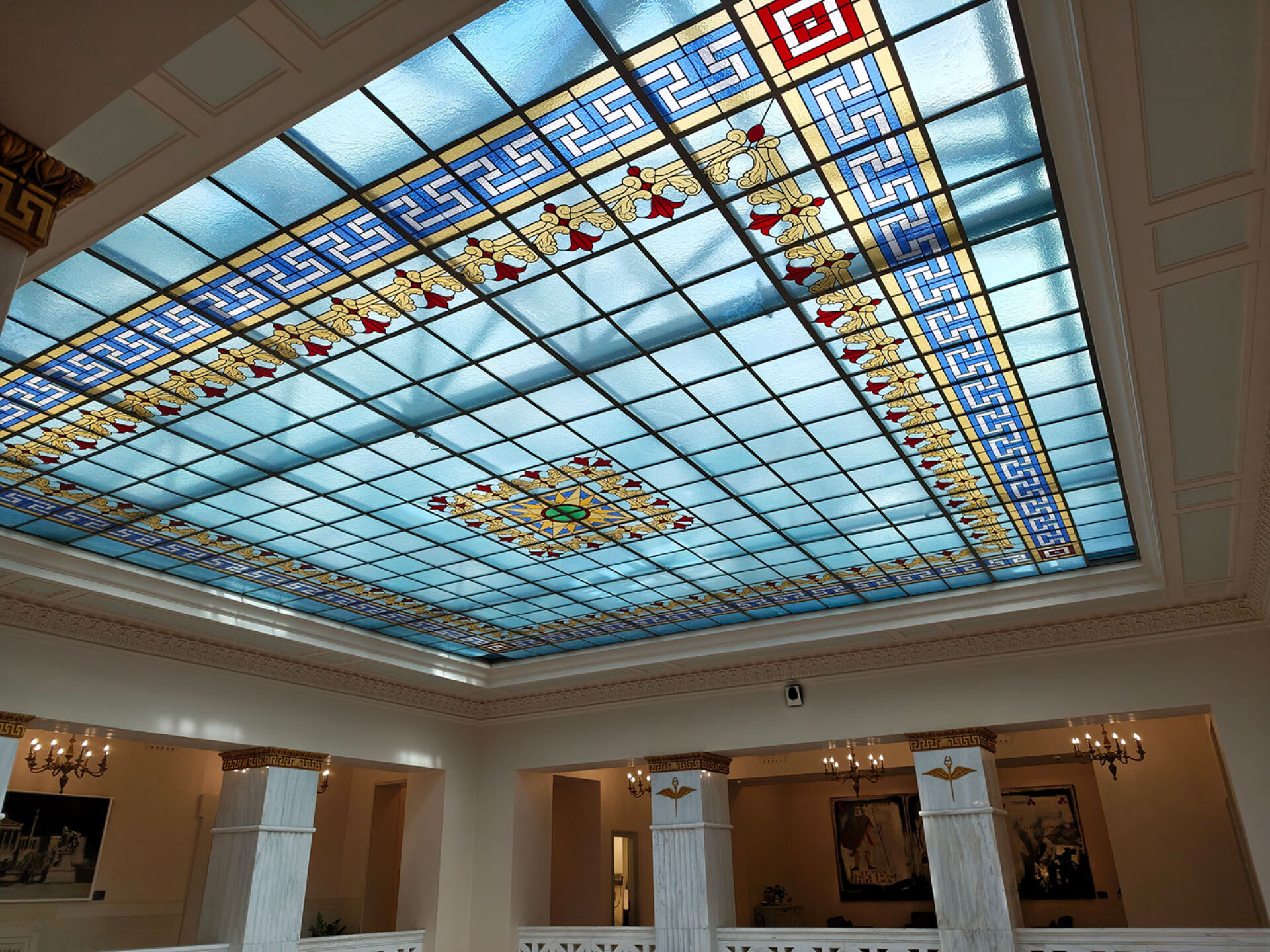 Οροφή κτιρίου της Αlpha Bank (πρώην Λαϊκή Τράπεζα) επί της οδού Πανεπιστημίου 45 (Η φωτογραφία είναι από το επίσημο site της Τράπεζας)