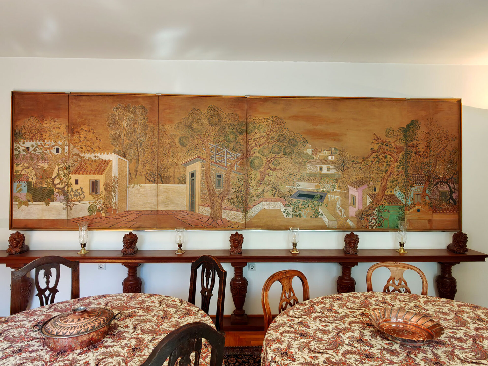 Η ελαιογραφία «Κηφισιά» στην τραπεζαρία της οικίας του Ν. Χατζηκυριάκου-Γκίκα, στον 4ο όροφο της Πινακοθήκης 