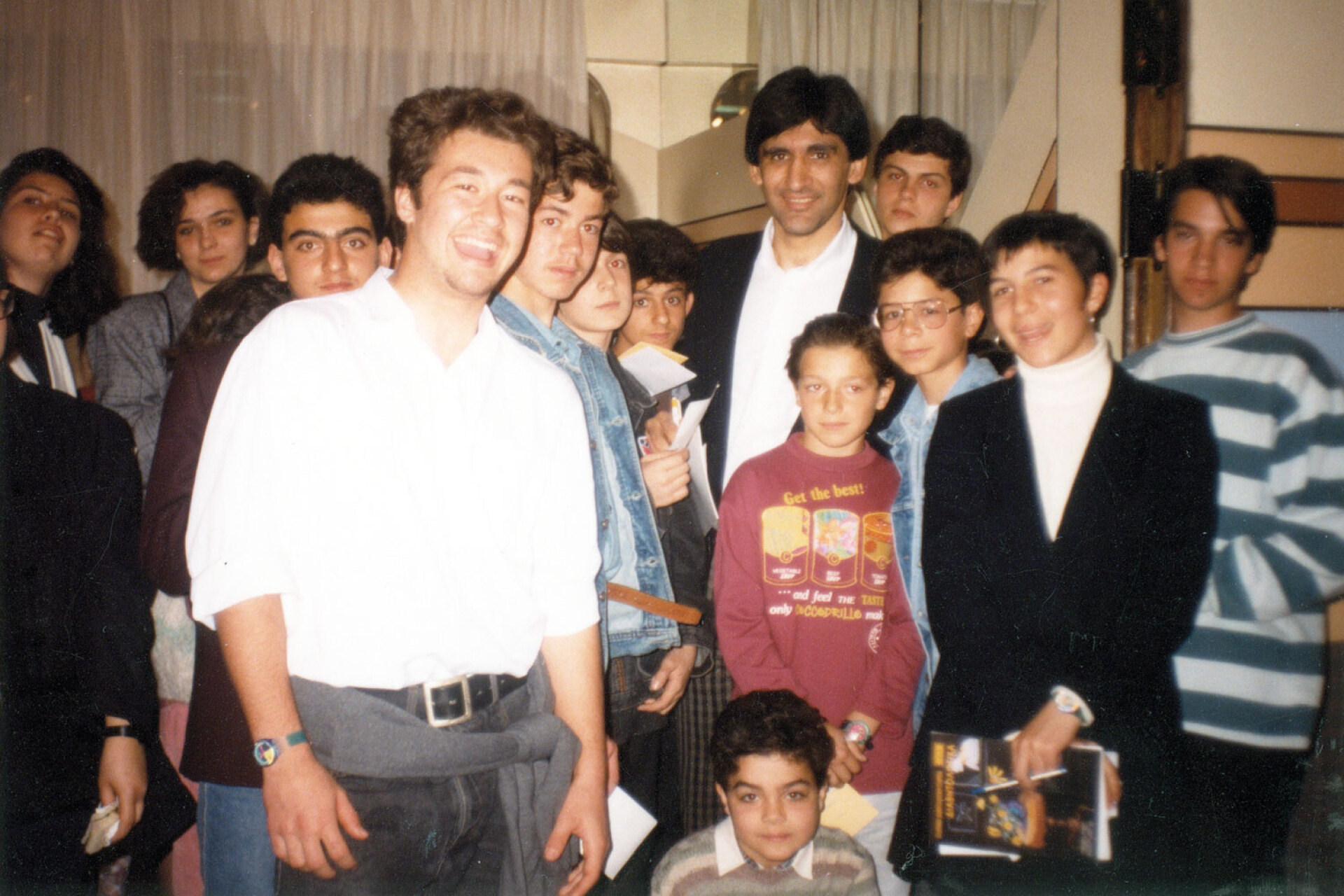 Ο Παναγιώτης Γιαννάκης ανάμεσα σε παιδιά με σακχαρώδη διαβήτη