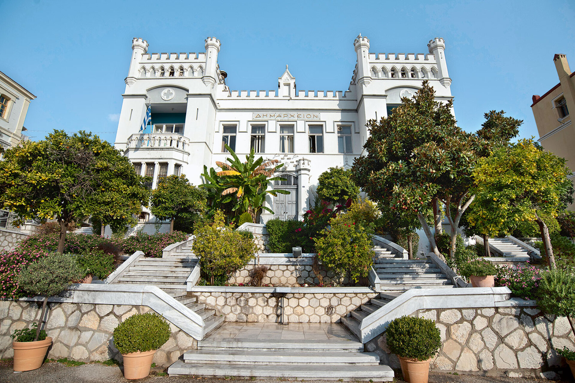 Δημαρχιακό Μέγαρο Καβάλας. Κτίστηκε το 1899 για να στεγάσει τη Διοίκηση του τοπικού παραρτήματος της ουγγρικής καπνεμπορικής επιχείρησης M.L.Herzog & Cie. Από το 1938 αποτελεί το Δημαρχείο της πόλης. © Μάκης Παυλίδης, αρχείο Μ. Κριθαρέλλη.