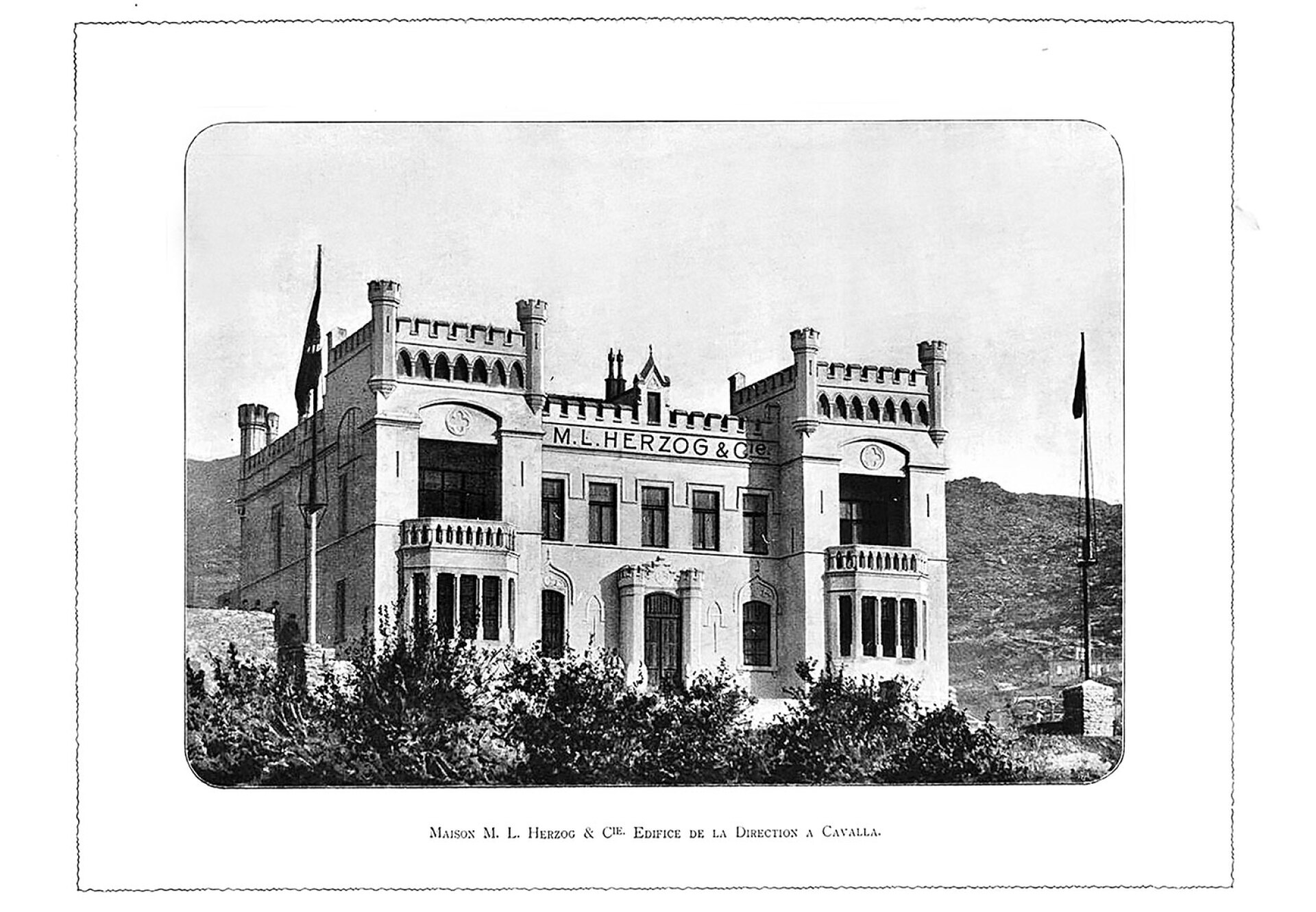 Φωτογραφία από διαφημιστικό κατάλογο του 1902 της επιχείρησης Χέρτζογκ, με γαλλική λεζάντα: «Οίκος Μ.Λ.Χέρτζογκ και Σία. Κτίριο Διοίκησης στην Καβάλα». Ιδιωτική συλλογή Πατρίσια Κούφλερ.