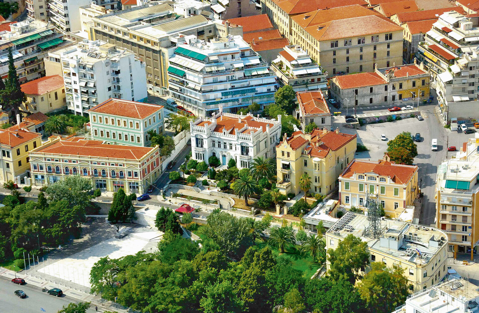 Το 1906 ο Άντολφ Βηξ έκτισε δίπλα στο Δημαρχείο το ιδιόκτητο σπίτι του. Σήμερα η οικία Βηξ, το κίτρινο κτίριο δεξιά του Δημαρχείου, ανήκει στον Δήμο Καβάλας και στεγάζει τις Τεχνικές Υπηρεσίες. Στα αριστερά, το κτίριο της Μεγάλης Λέσχης, το ιδρυτικό καταστατικό της οποίας συνυπέγραψε o Μορ Λίποτ Χέρτζογκ. Τα τρία κτίρια συναποτελούν τη «Τριλογία της Καβάλας». Πίσω από τη Μεγάλη Λέσχη, το παλιό Παρθεναγωγείο της πόλης,  μετέπειτα 10ο Δημοτικό Σχολείο © Αχιλλέας Σαββόπουλος