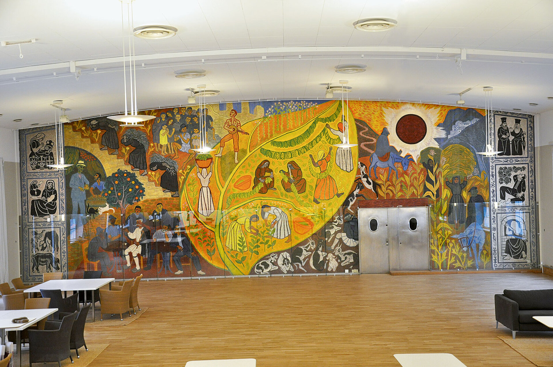 Στοκχόλμη 2014. Η νωπογραφία (φρέσκο) του Μπο Μπέσκοβ «Μια μέρα στους Παπαδάτες» στο κεντρικό κτίριο του πάλαι ποτέ Σουηδικού Μονοπωλίου Καπνού, το οποίο σήμερα τιμητικά ονομάζεται «Κτίριο Μπο Μπέσκοβ». Η μεγάλη αίθουσα που το φιλοξενεί, άλλοτε εστιατόριο του προσωπικού, λειτουργεί πλέον ως αίθουσα εκδηλώσεων της Swedish Match AB και του Μουσείου Σνους και Σπίρτων της Στοκχόλμης. Συλλογή Μουσείου Σνους και Σπίρτων Στοκχόλμης.