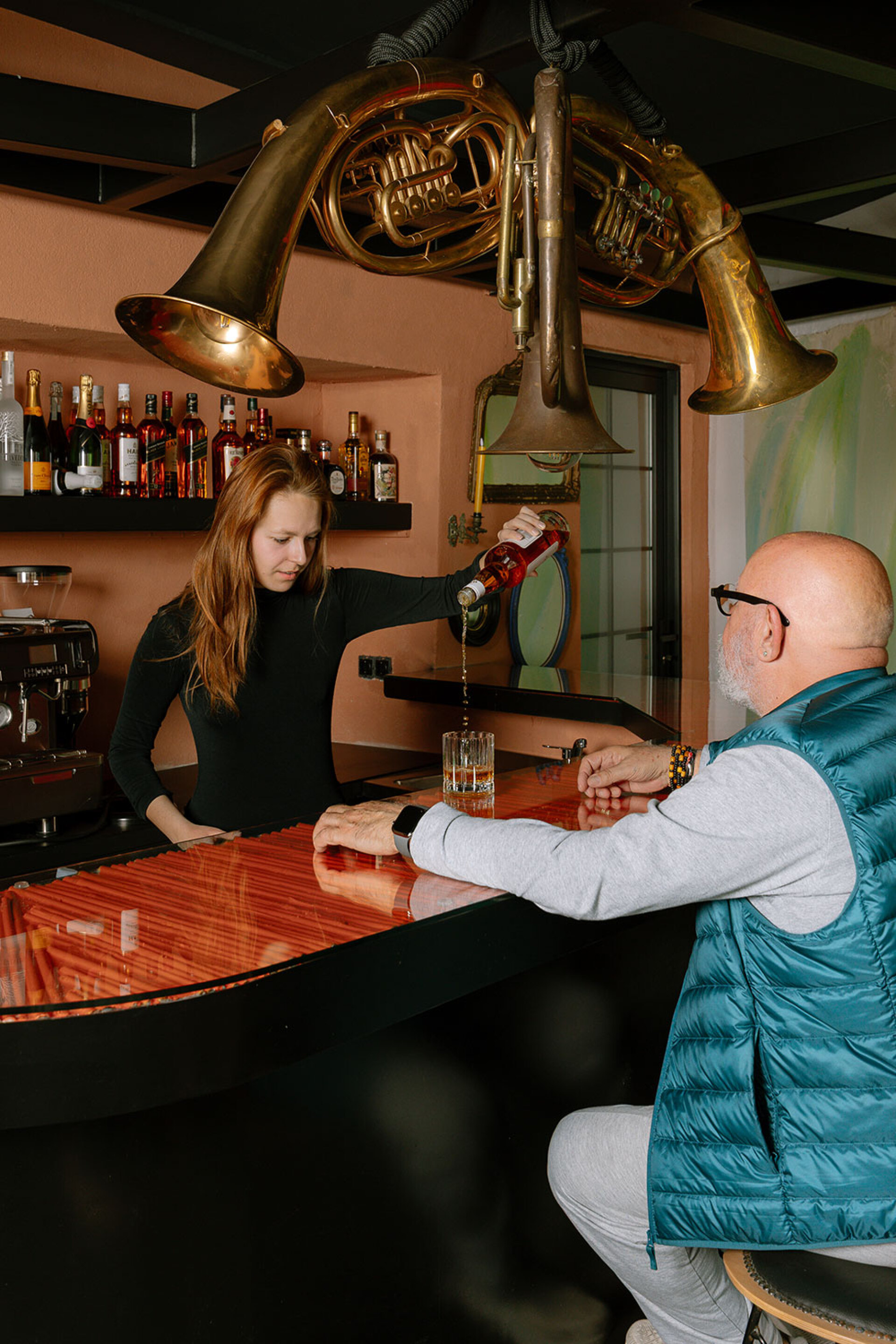 Ο Μάριος Βουτσινάς στο Papi Boutique Hotel στην Αίγινα © Λευτέρης Κοσσαράς