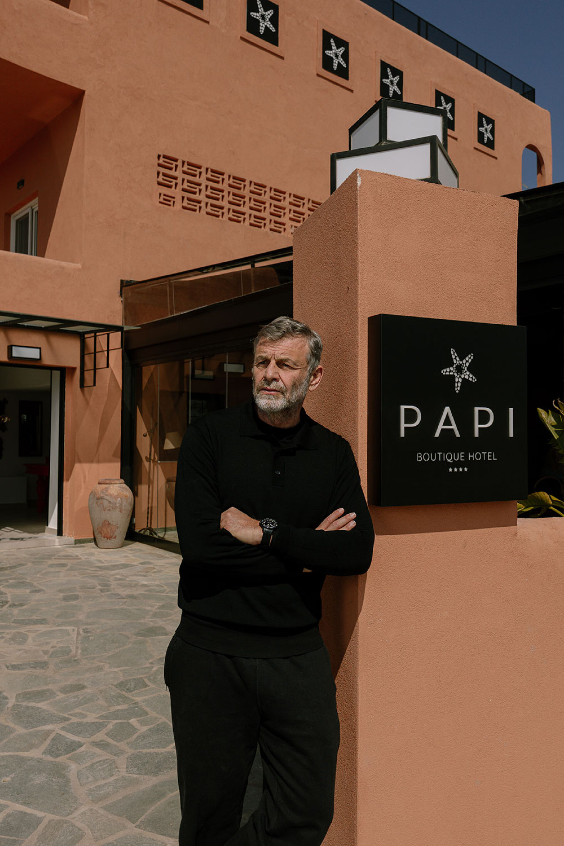 Ο Aπόστολος Γκλέτσος στο Papi Boutique Hotel στην Αίγινα © Λευτέρης Κοσσαράς