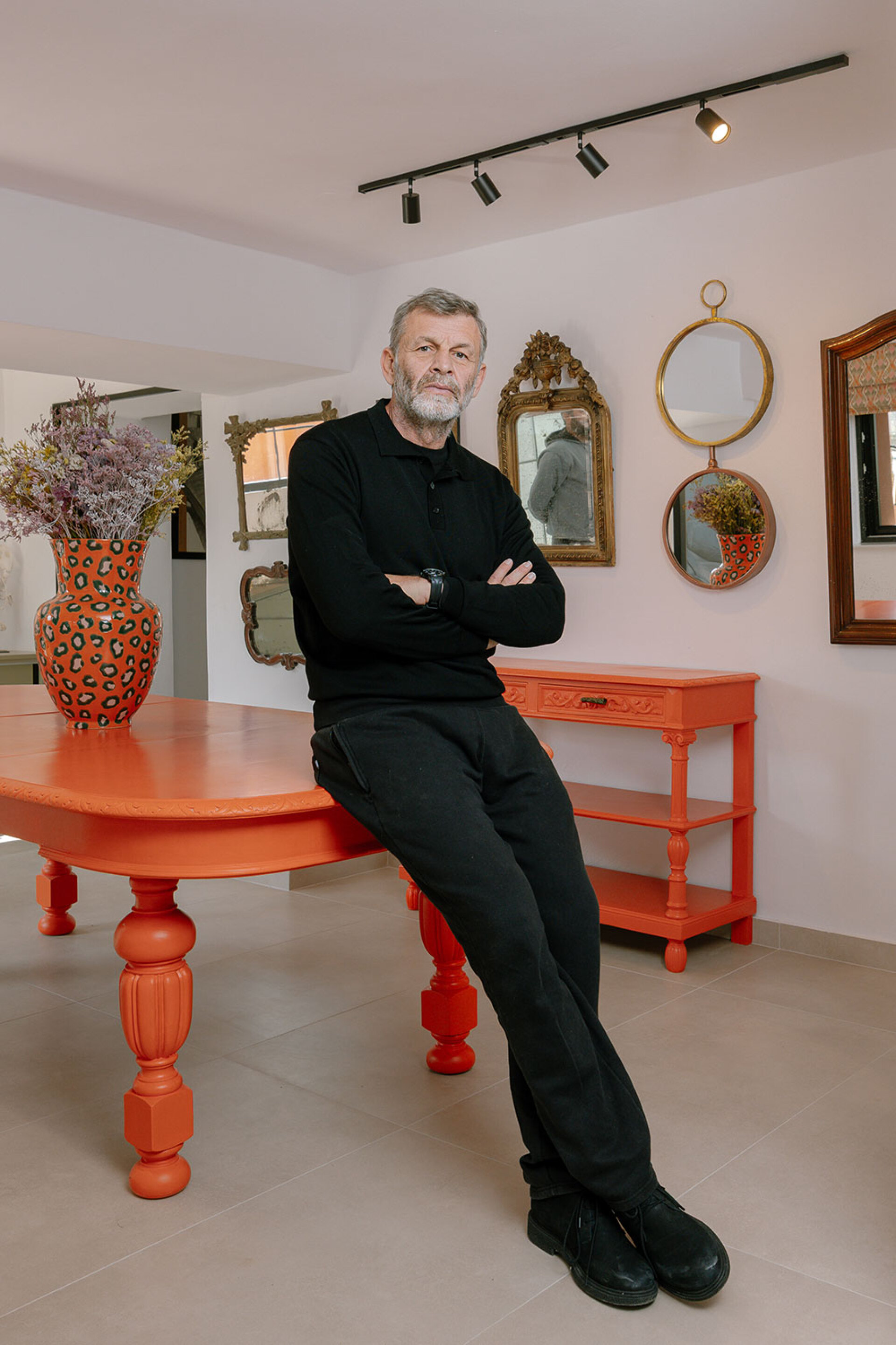 Ο Aπόστολος Γκλέτσος στο Papi Boutique Hotel στην Αίγινα © Λευτέρης Κοσσαράς