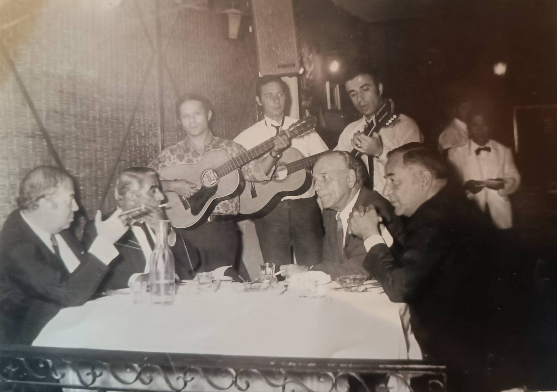  Ο Αριστοτέλης Ωνάσης, με παρέα στον "Γέρο του Μωριά" (φωτογραφία από το αρχείο του Παντελή Καζάκου)