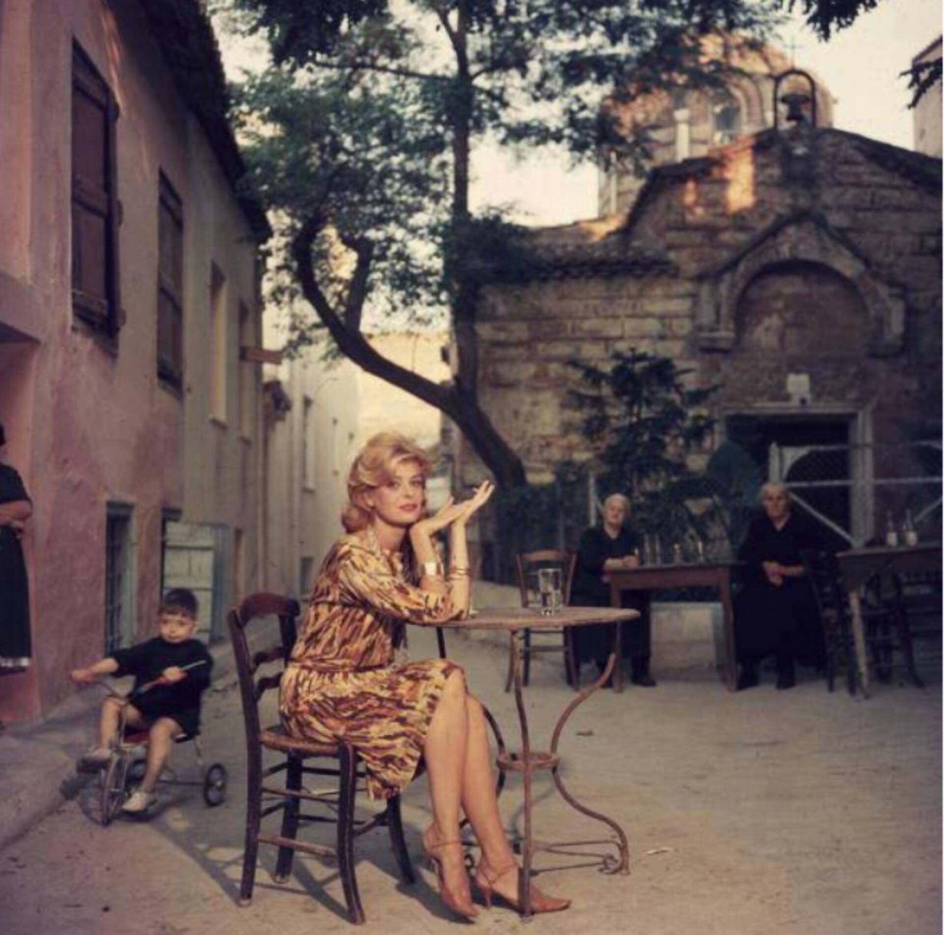  Η Μελίνα Μερκούρη στην αυλή της ταβέρνας 