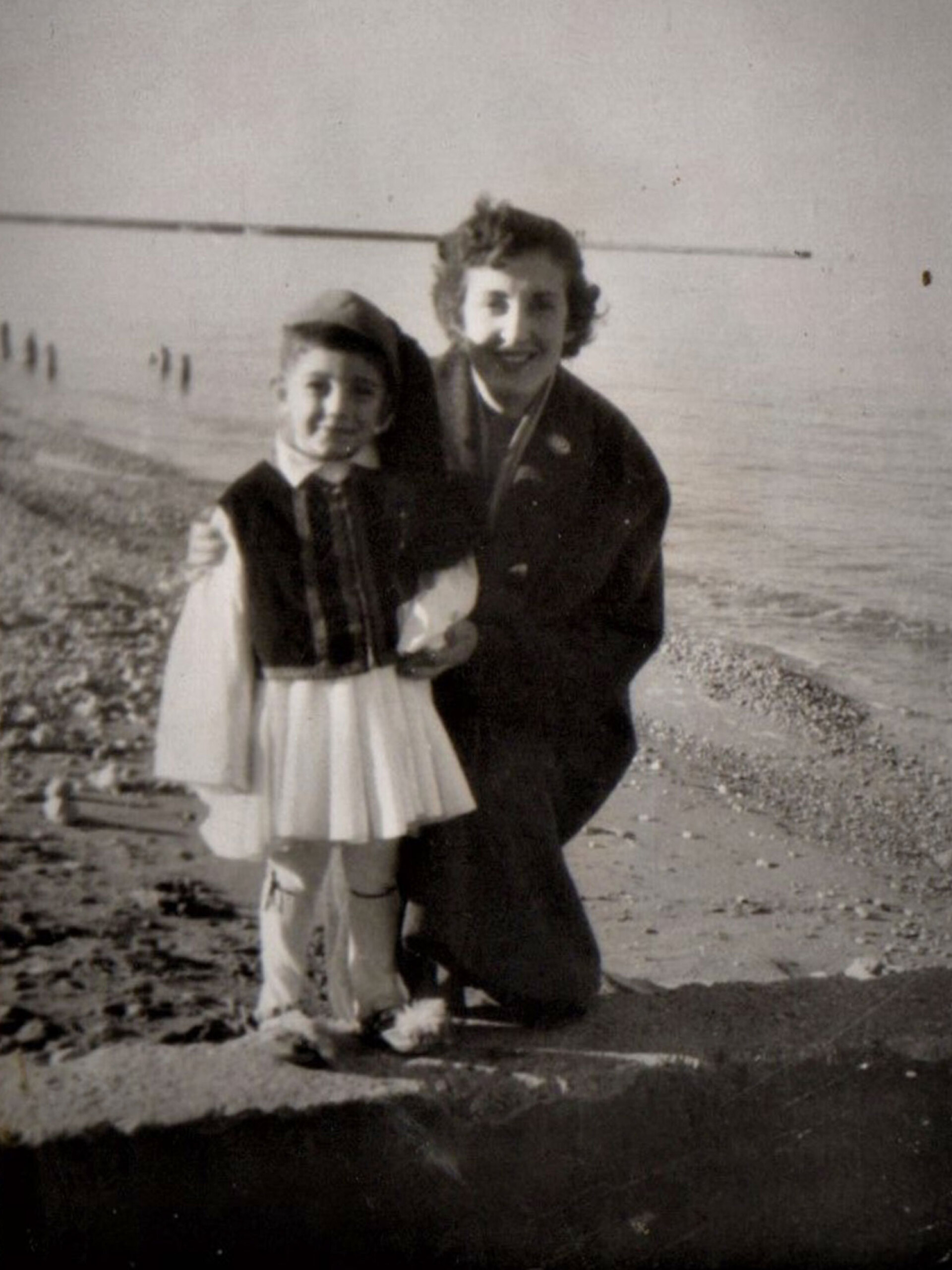 1956, Ο Άγγελος Παπαδημητρίου ντυμένος τσολιαδάκι με την μητέρα του