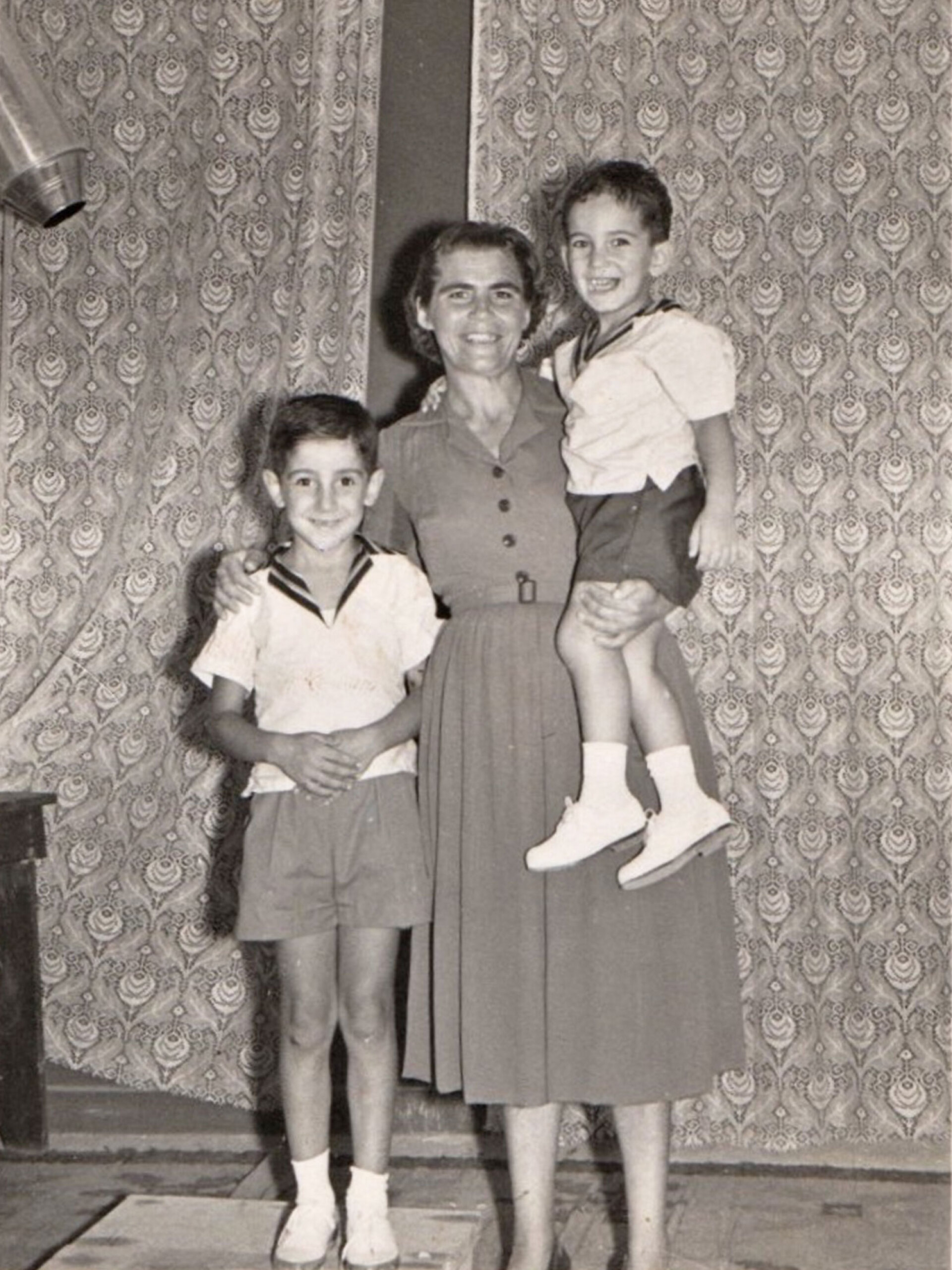 1960, ο Άγγελος Παπαδημητρίου αριστερά με την Ευανθία να κρατάει αγκαλιά τον αδερφό του