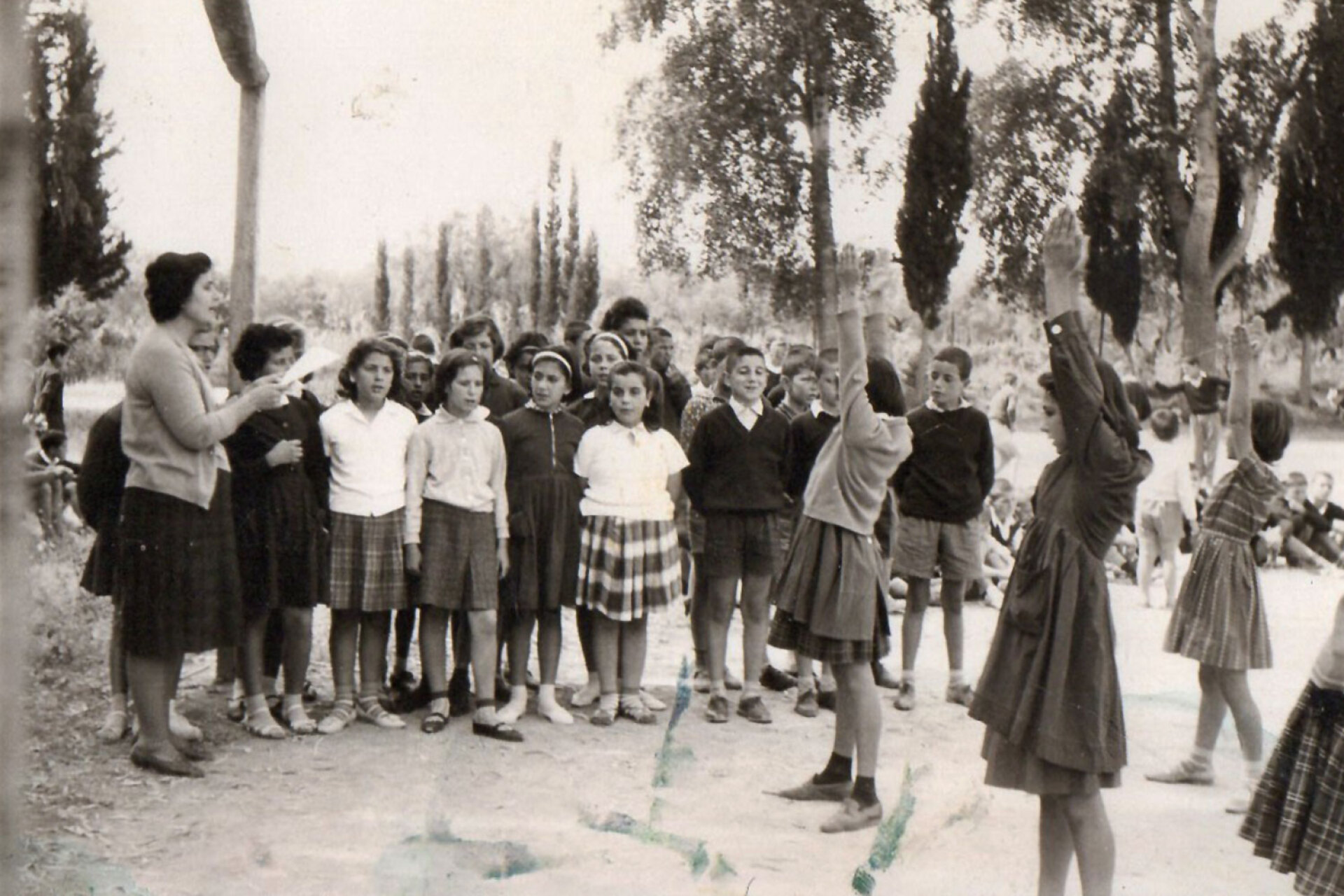 Ο Άγγελος Παπαδημητρίου σε σχολική εκδρομή όπου η χορωδία συνοδεύει τις πρόβες των γυμναστικών επιδείξεων