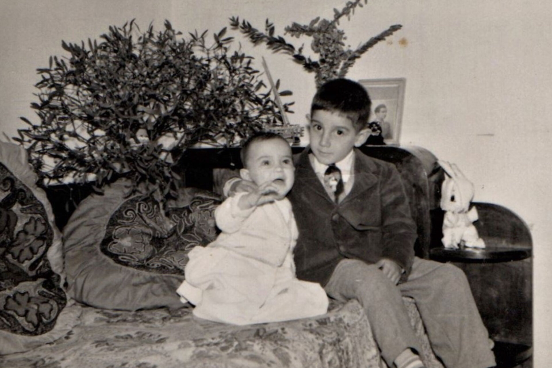 1957, Χριστούγεννα ο Άγγελος Παπαδημητρίου αγκαλιάζει τον αδερφό του Μίμη