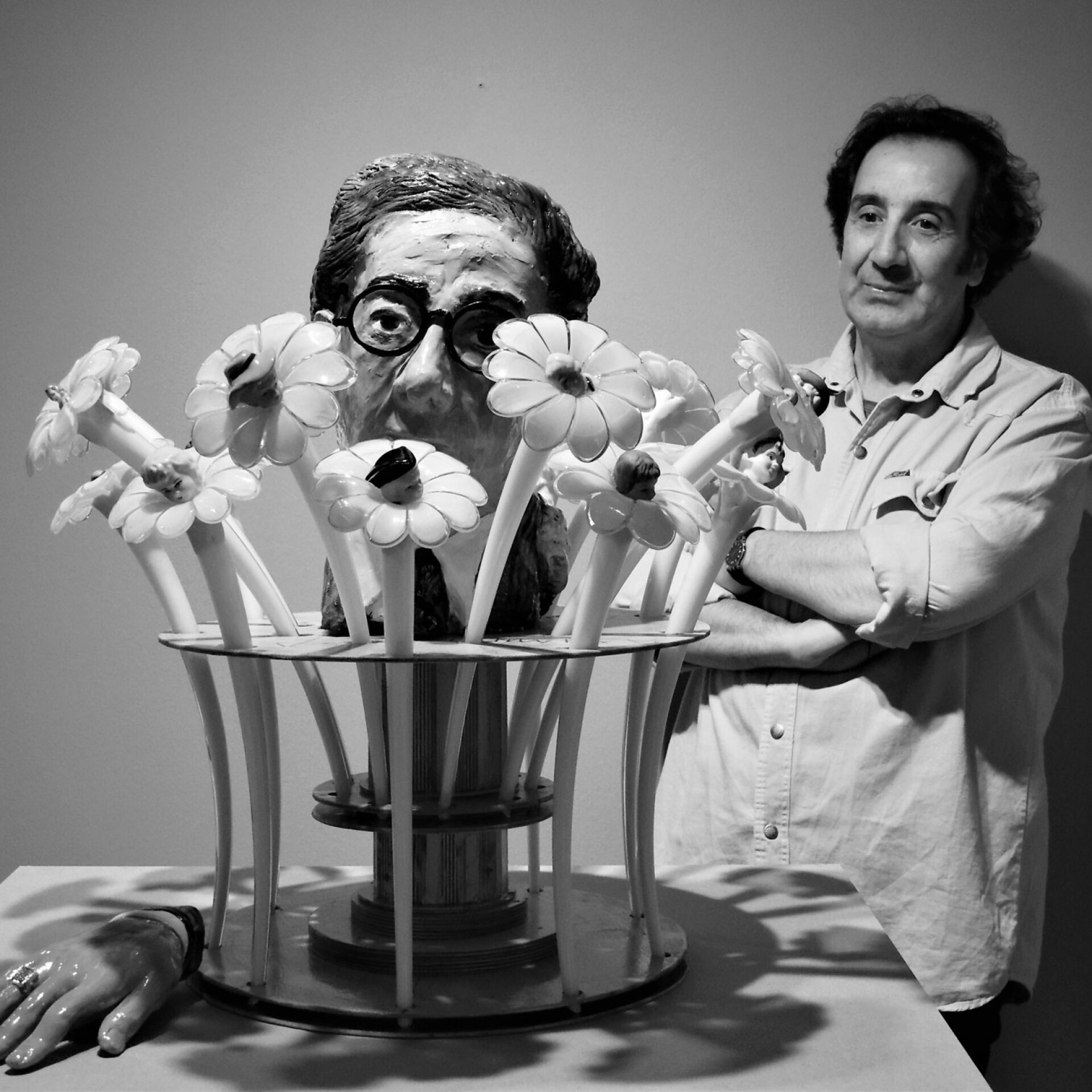 Άγγελος Παπαδημητρίου | «Μια αίσθηση Καβαφική», 2013. Φυσικό μέγεθος, πορσελάνι, γυαλί, ξύλο 