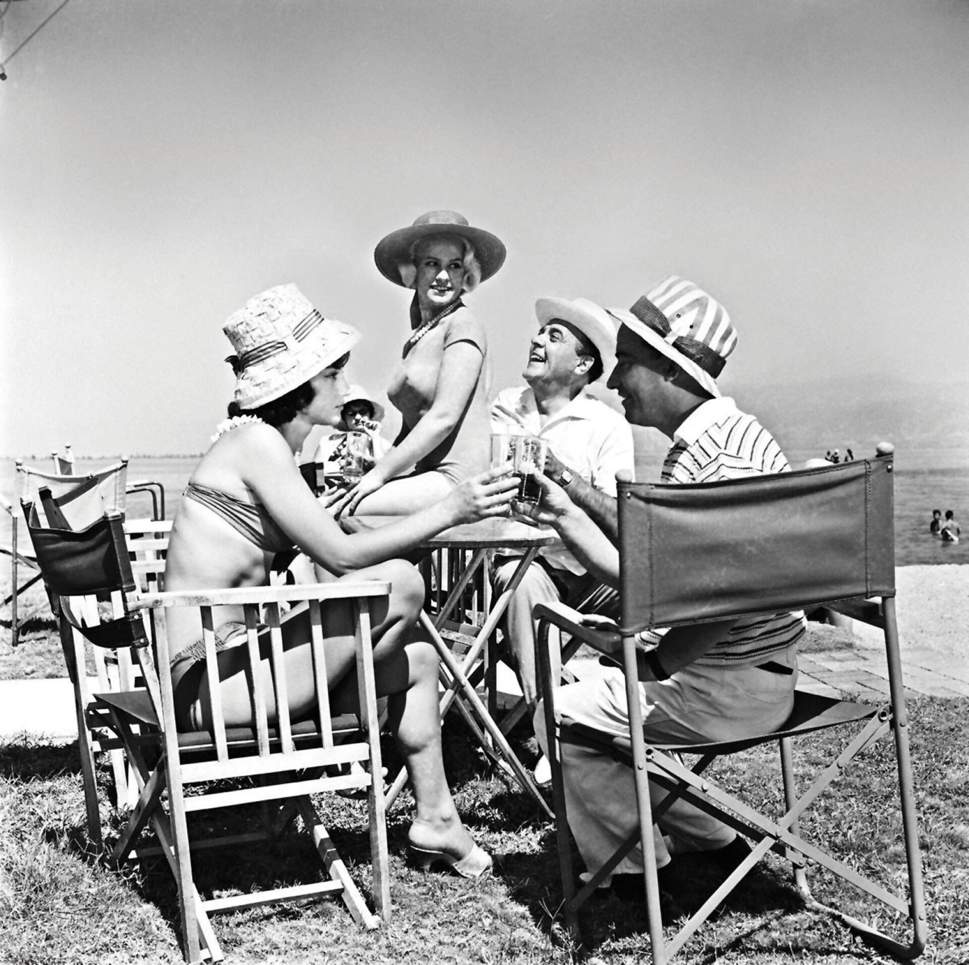 Νέλλη Παππά | Στα γυρίσματα της κλασικής ελληνικής ταινίας «Ο Κλέαρχος, η Μαρίνα και ο κοντός» της Φίνος Φιλμ (1961), με τους Πόπη Λάζου, Νίκο Ρίζο και Βασίλη Αυλωνίτη