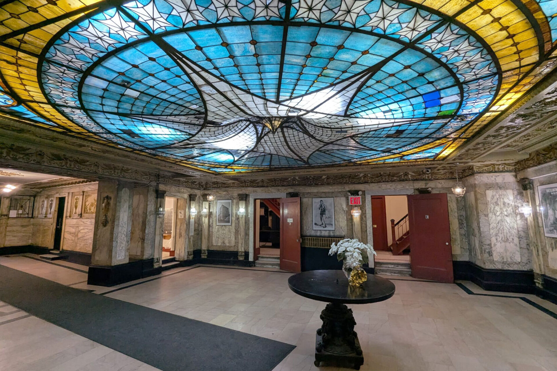 Η είσοδος της πολυκατοικίας της Μάρτζορι Έλιοτ στον  αριθμό 555 της Έτζκομπ Άβενιου, στο Χάρλεμ