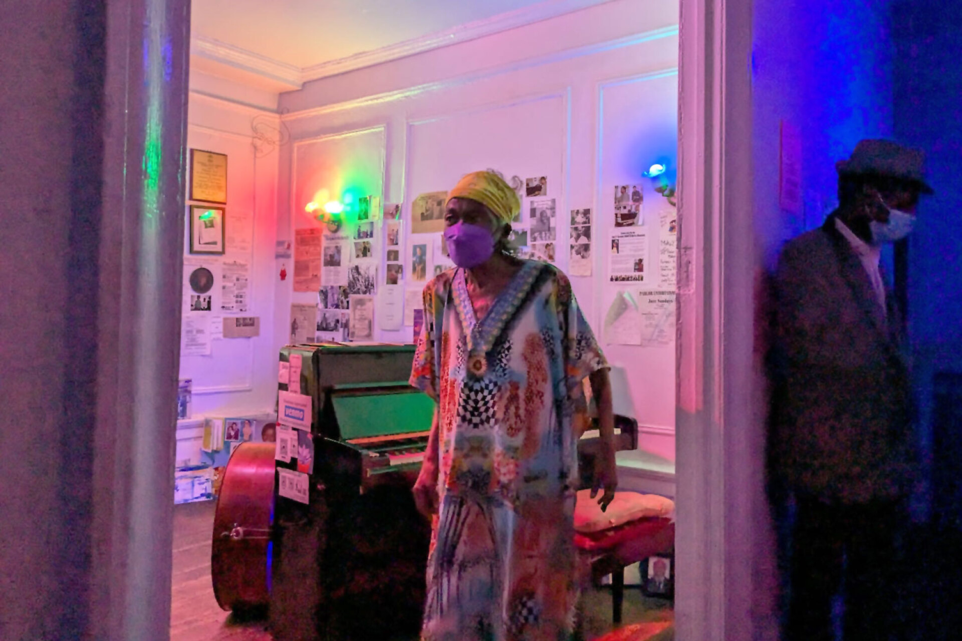 Η Μάρτζορι Έλιοτ, στο σαλόνι του σπιτιού της