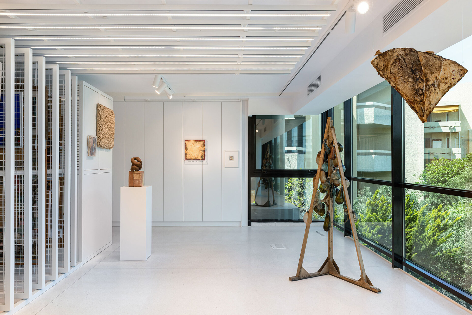 Από αριστερά προς δεξιά: Angelika Loderer, Causing Each Other (18), 2022 | Sheila Hicks, Άτιτλο, 1973 | Sarah Lucas, Hard Nude, 2012 | Nour Mobarak, Botero Horse, 2022 | Birgit Jürgenssen, Άτιτλο, 1978 | Georgia Sagri, Παρτιτούρες αναπνοής (2017), 2023 | Nour Mobarak , Σύλβια, 2021-2023