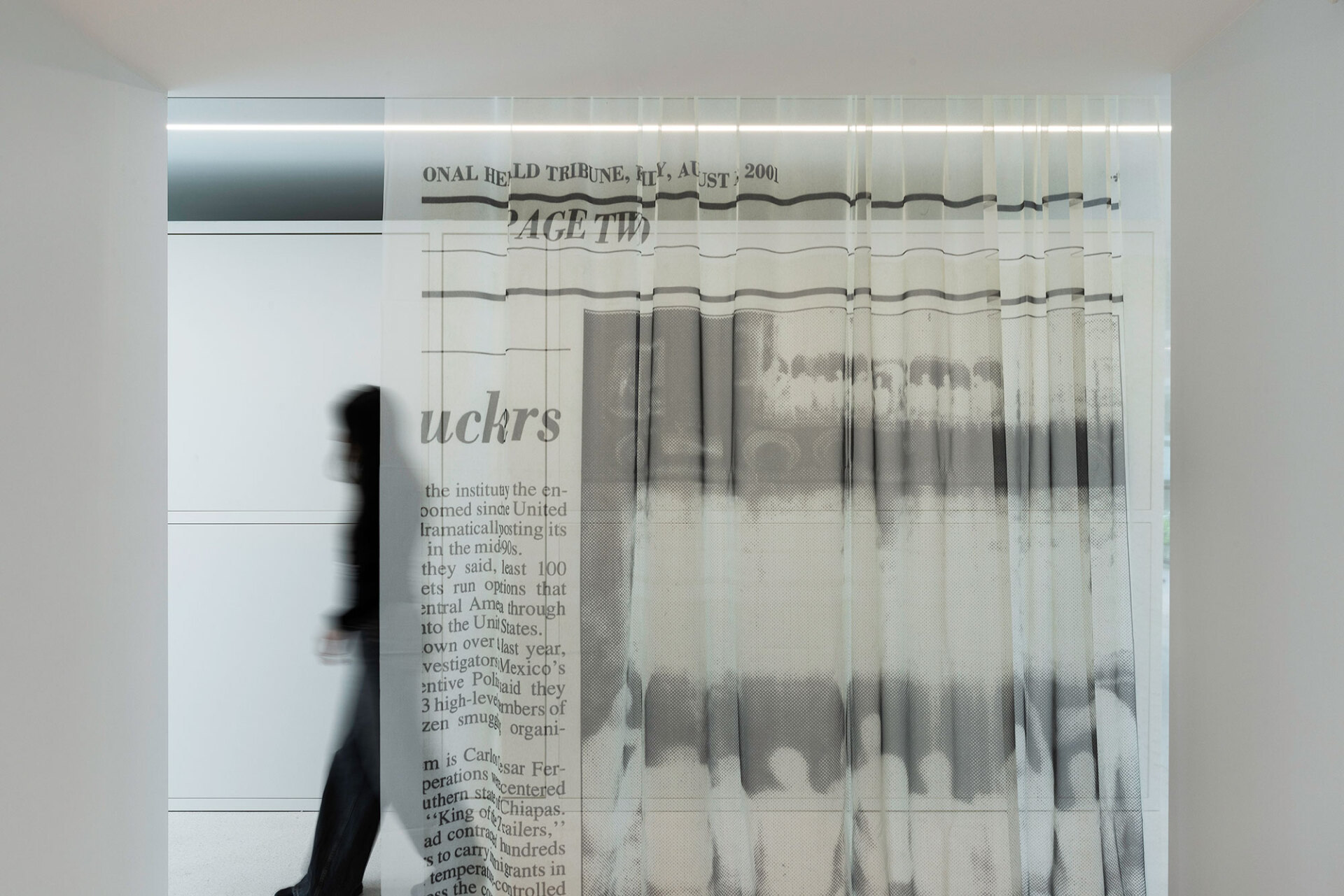 Mona Hatoum, Κάθε πόρτα και ένας τοίχος, 2003, Ψηφιακή εκτύπωση σε βουάλ. Ευγενική παραχώρηση της καλλιτέχνιδας και της Galerie Chantal Crousel, Παρίσι © Mona Hatoum