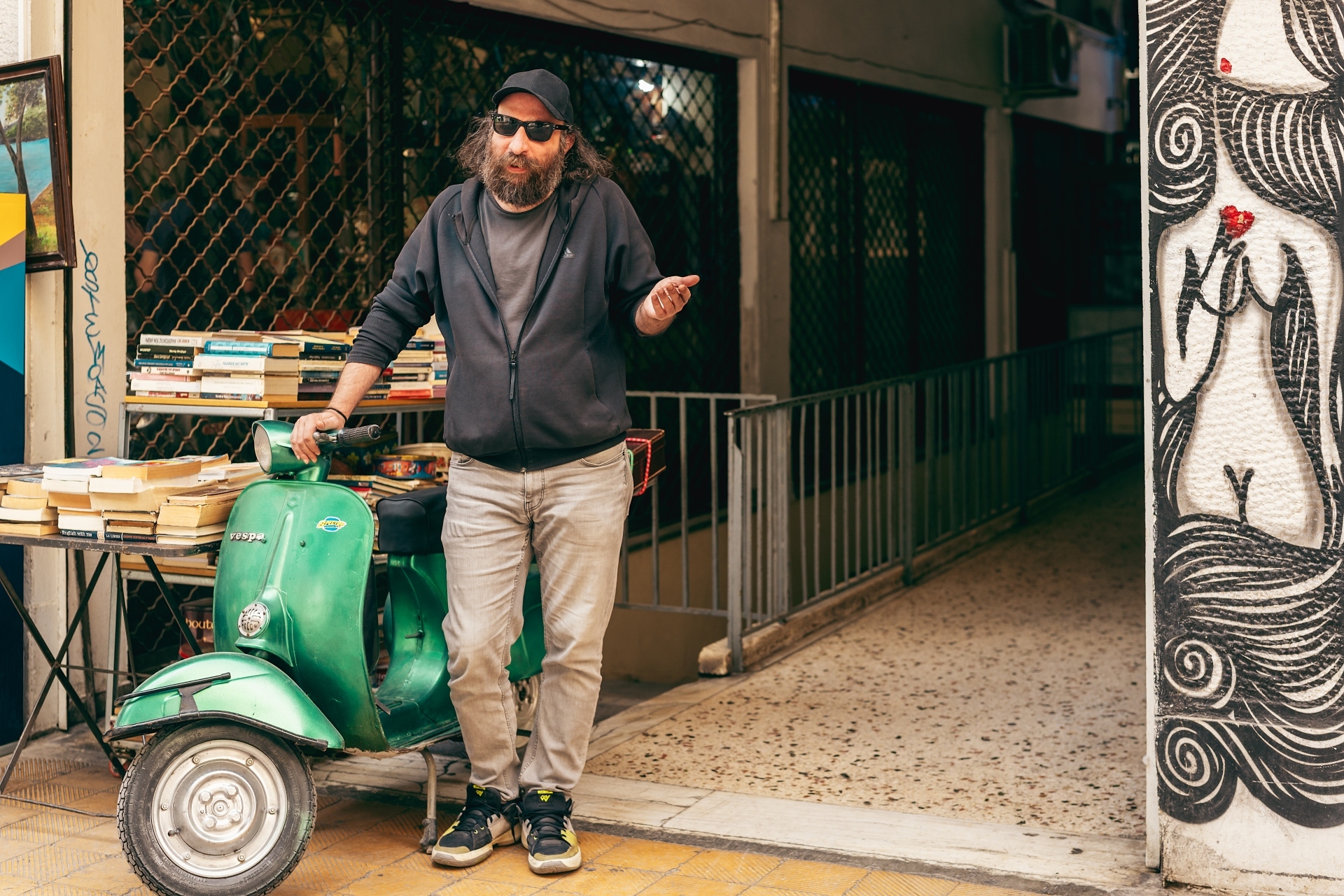 Αντώνης Τσιοτσιόπουλος - Συνέντευξη: Ο σεναριογράφος και ηθοποιός μιλάει για το θέατρο και το σινεμά, με αφορμή τη νέα ταινία «100 Χρόνια Μπροστά» στην οποία πρωταγωνιστεί.